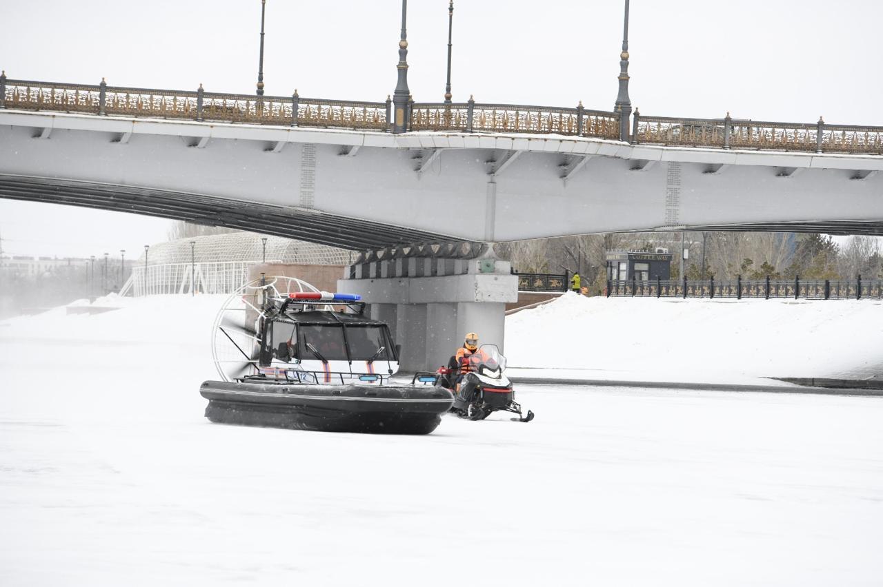 «Жұқа мұз»: елордалық құтқарушылар мұз үстіндегі қауіпсіздік ережелерін ескертті