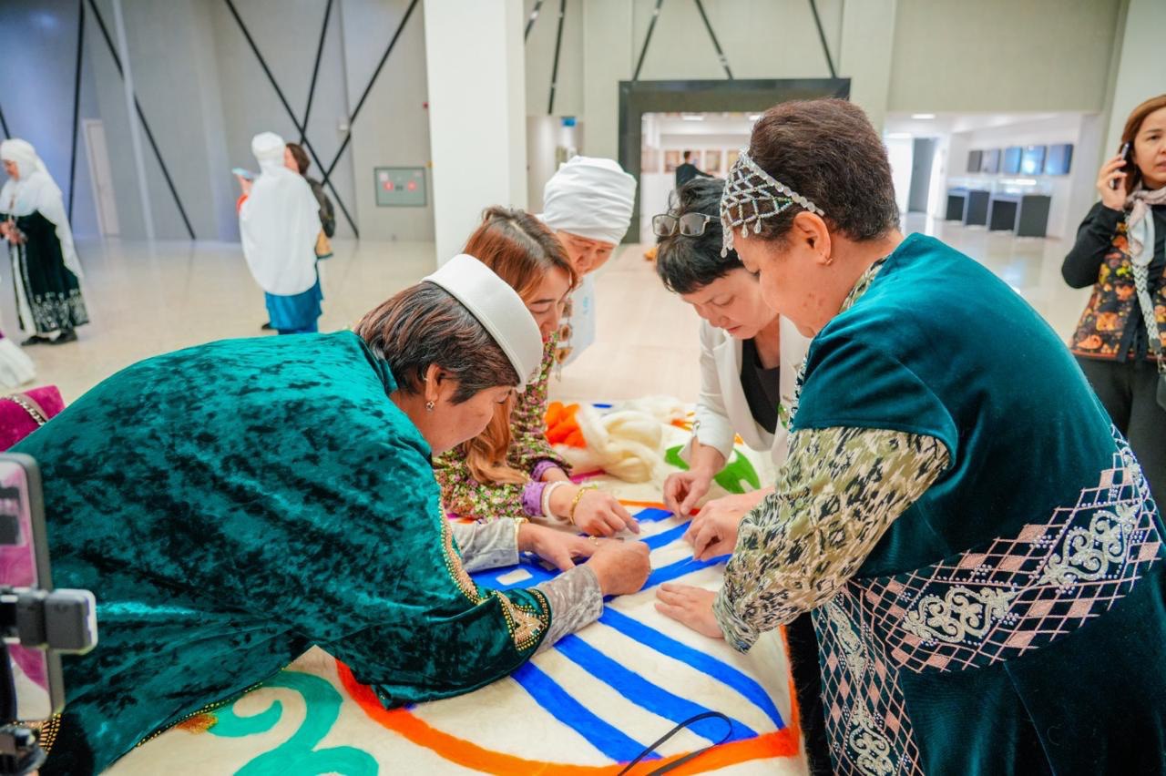 «Ұлттық код – ұрпаққа аманат»: Астанада қазақ қолөнерінің жанашырлары қатысқан этнофорум өтті