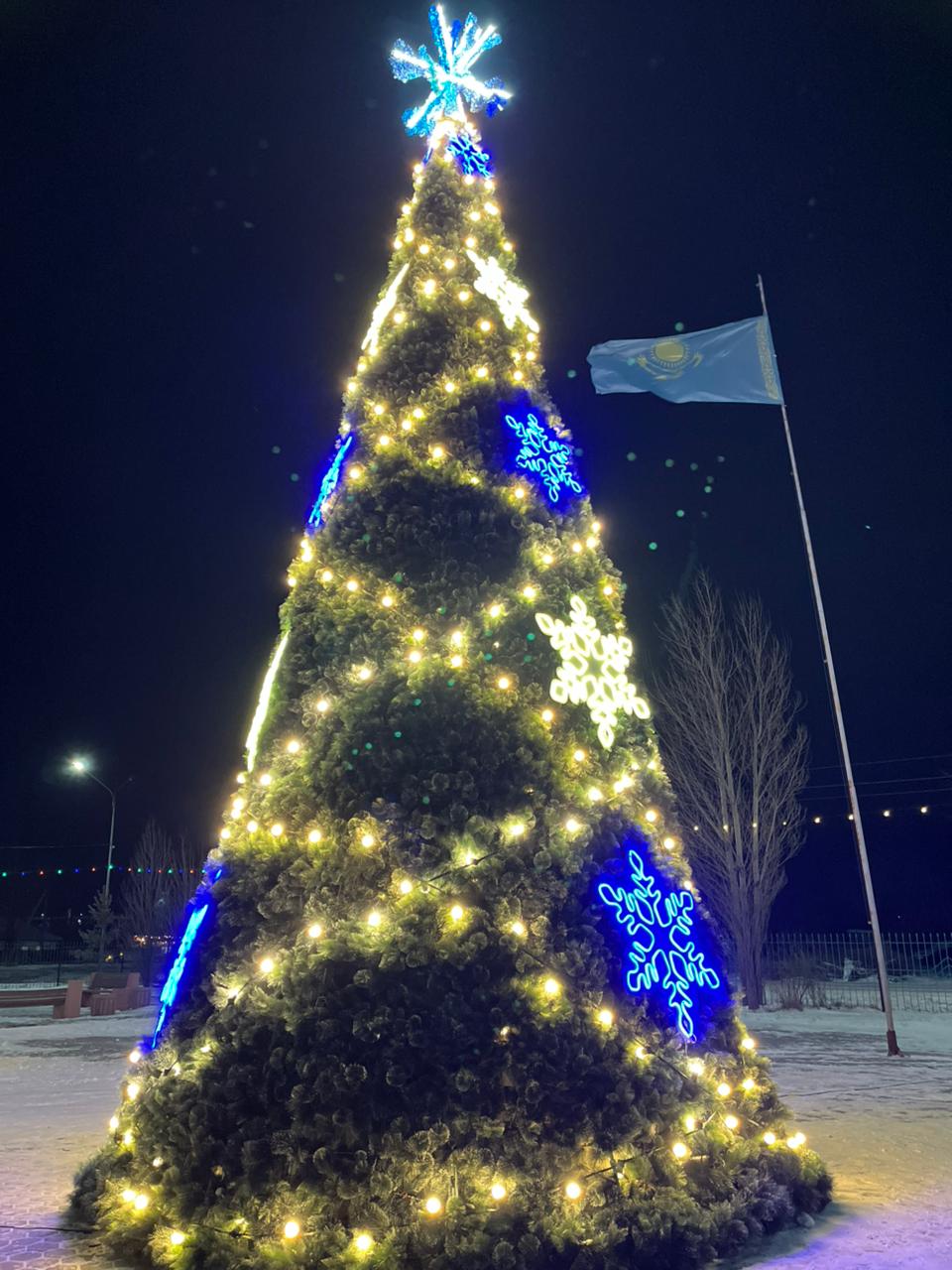 В посёлке Станционный состоялась церемония зажжения новогодней ёлки.