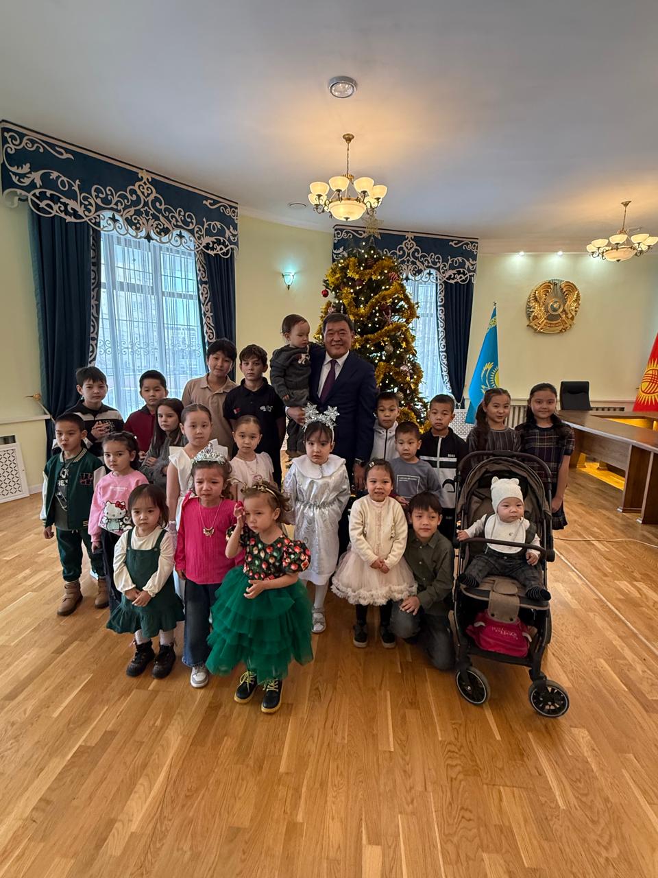 Новогодняя елка для детей дипломатов в Посольстве Казахстана в Кыргызской Республике