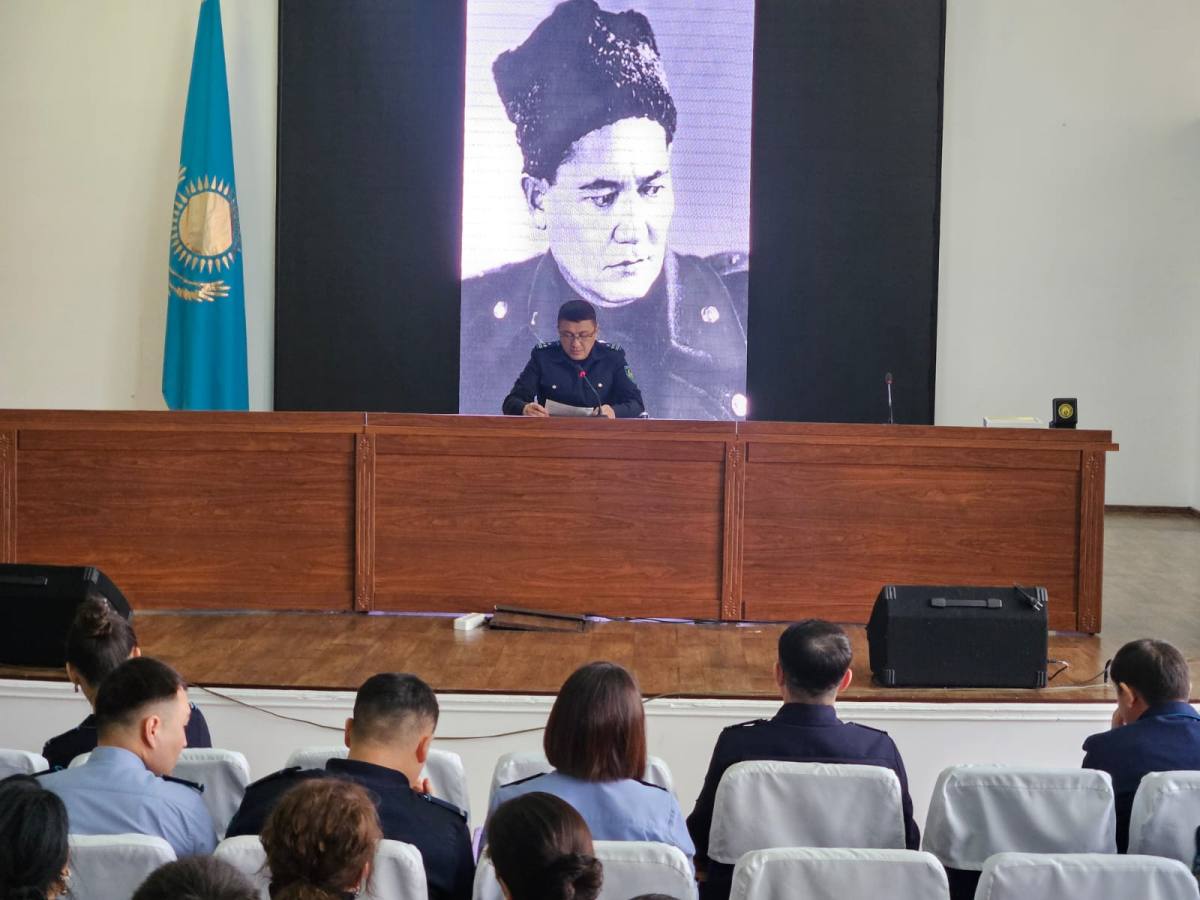 Полицейские почтили память Бауыржана Момышулы в Караганде