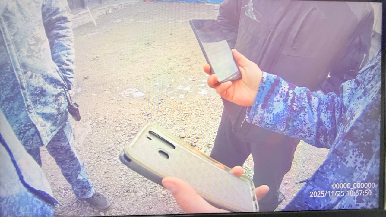 Семейде экскаватор жүргізушісі телефонды қауіпсіздігі орташа мекемесінің аумағына кіргізуге тырысты.