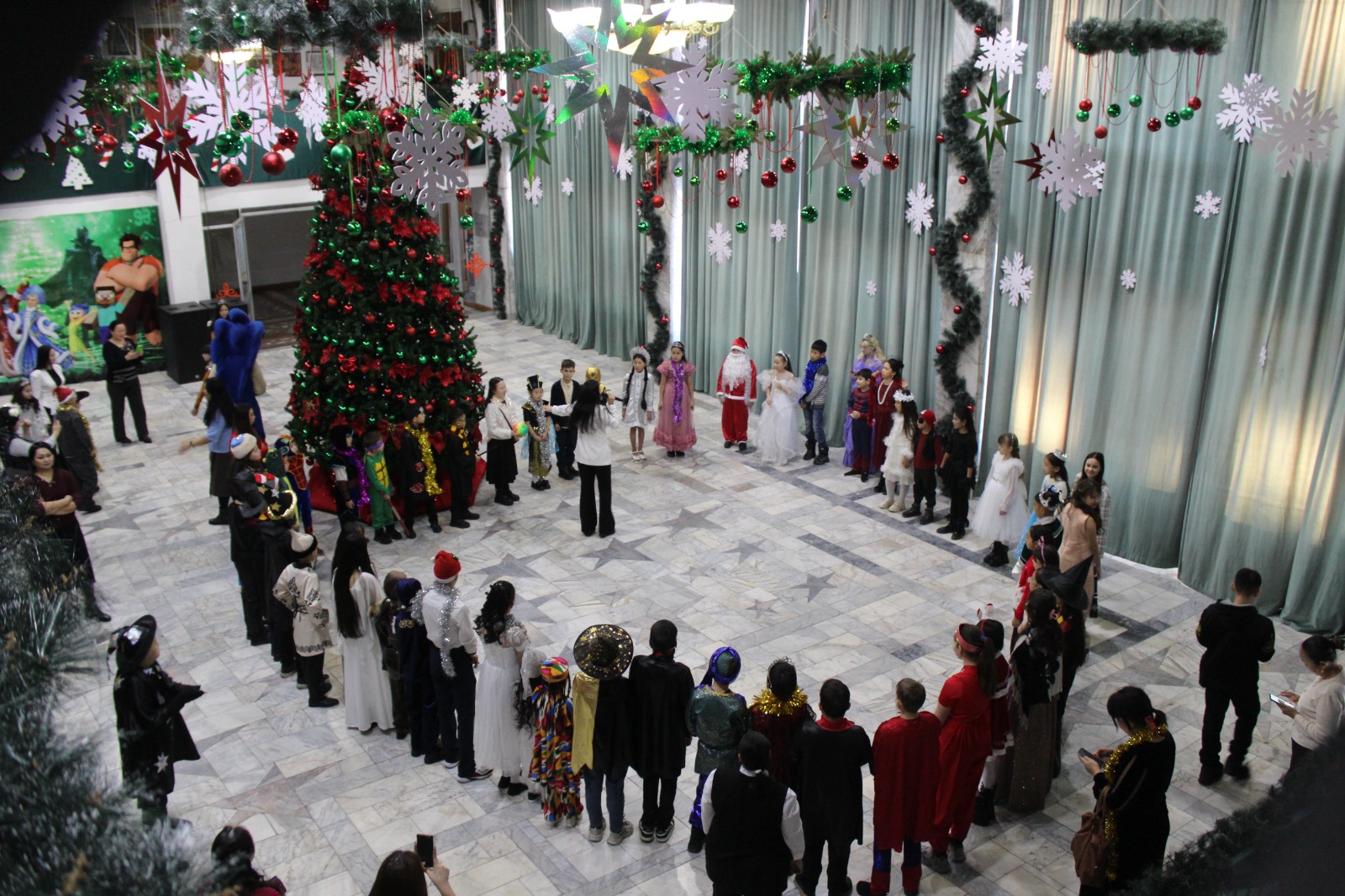 2025 жылғы 24 желтоқсан күні сағат 10.00-де –Семей қаласы әкімі атынан 150 балаға арналған жаңа жылдық шырша өтті.