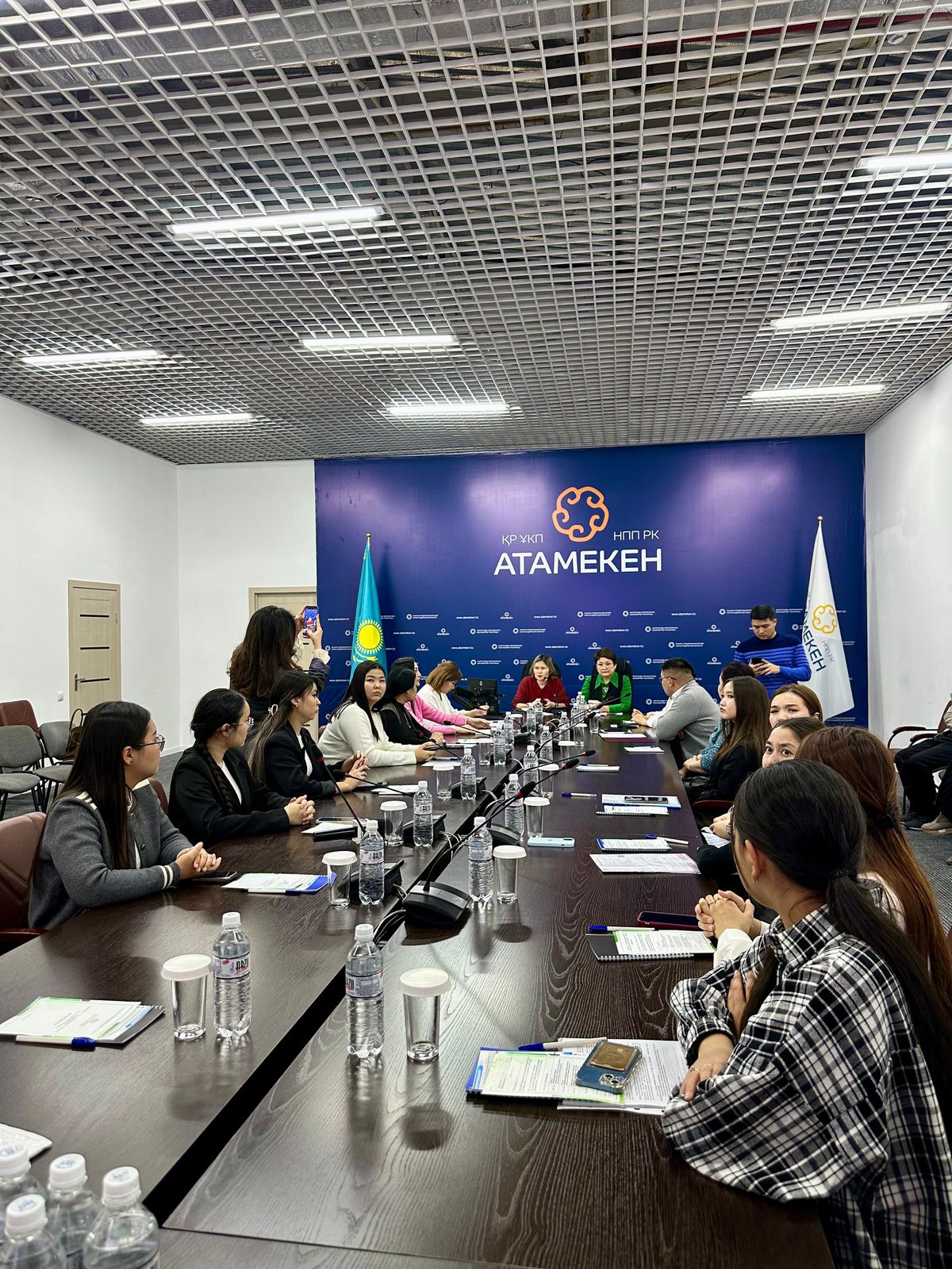 В городе Караганде на площадке Палаты предпринимателей «Атамекен» состоялась итоговая встреча социального проекта «Унификация языка визуальной информации и рекламы», реализованного в рамках государственного социального заказа.