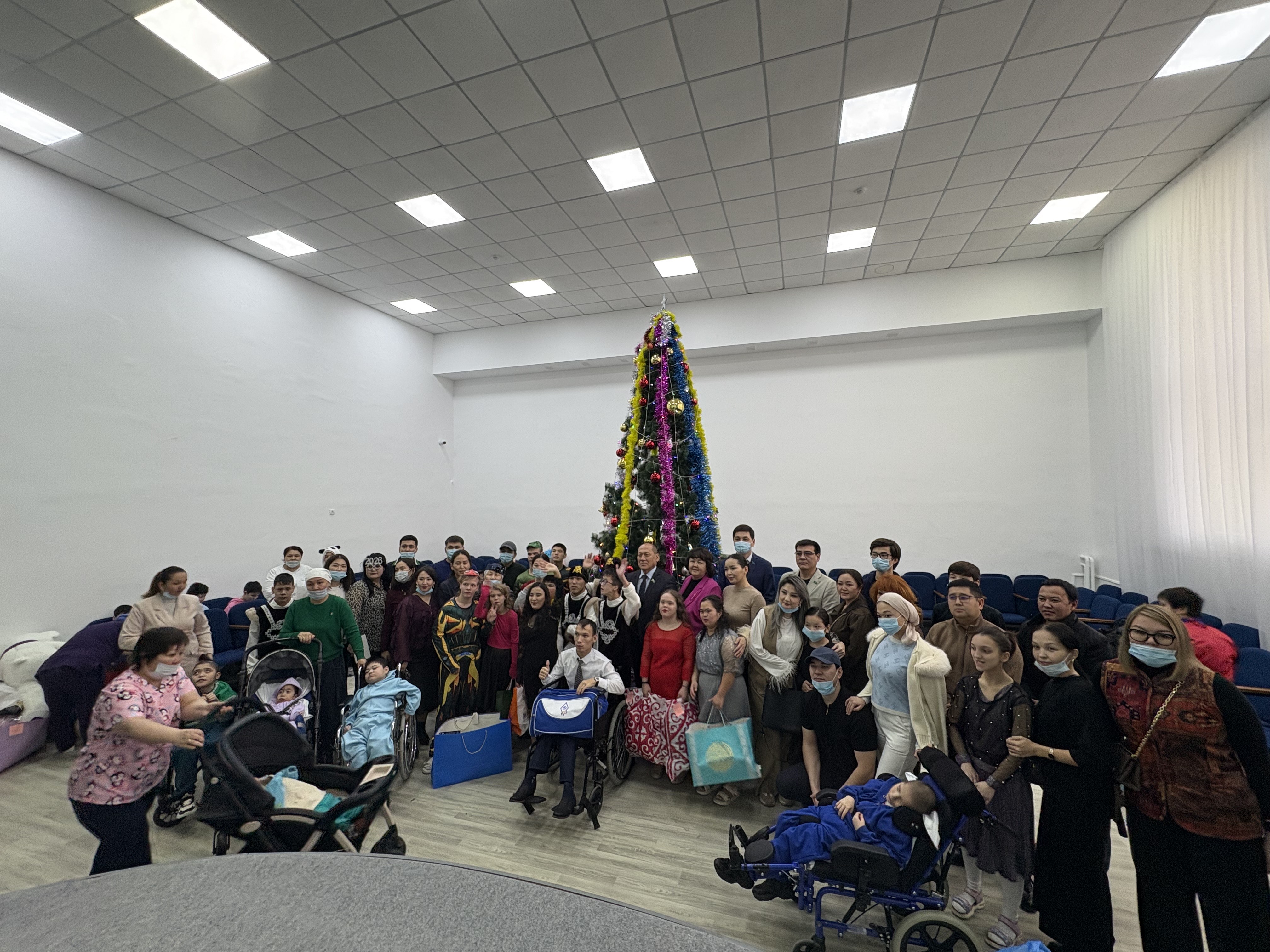 «Ерекше хат»: Ақтауда 50 ерекше балаға жаңа жылдық сыйлық табысталды