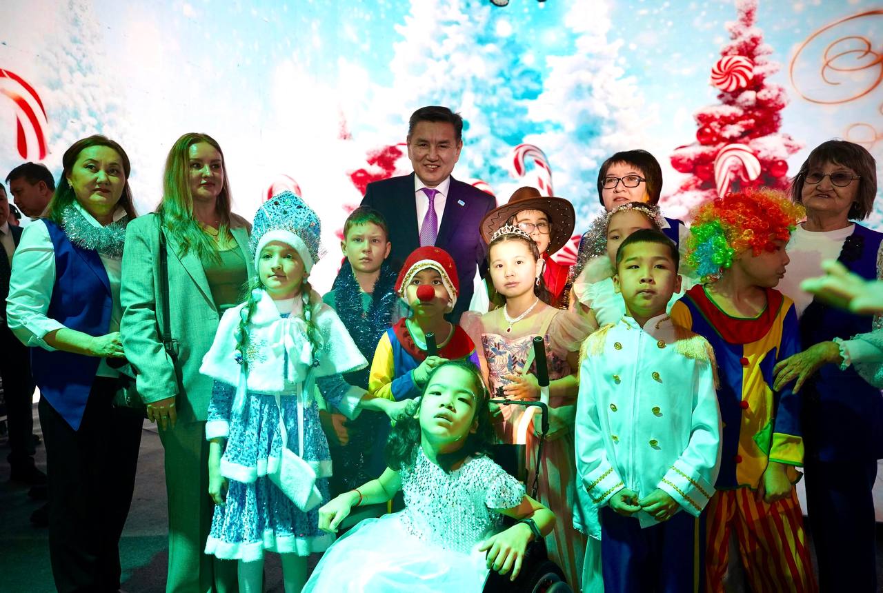 В ВКО прошла новогодняя ёлка акима области для детей с особыми потребностями