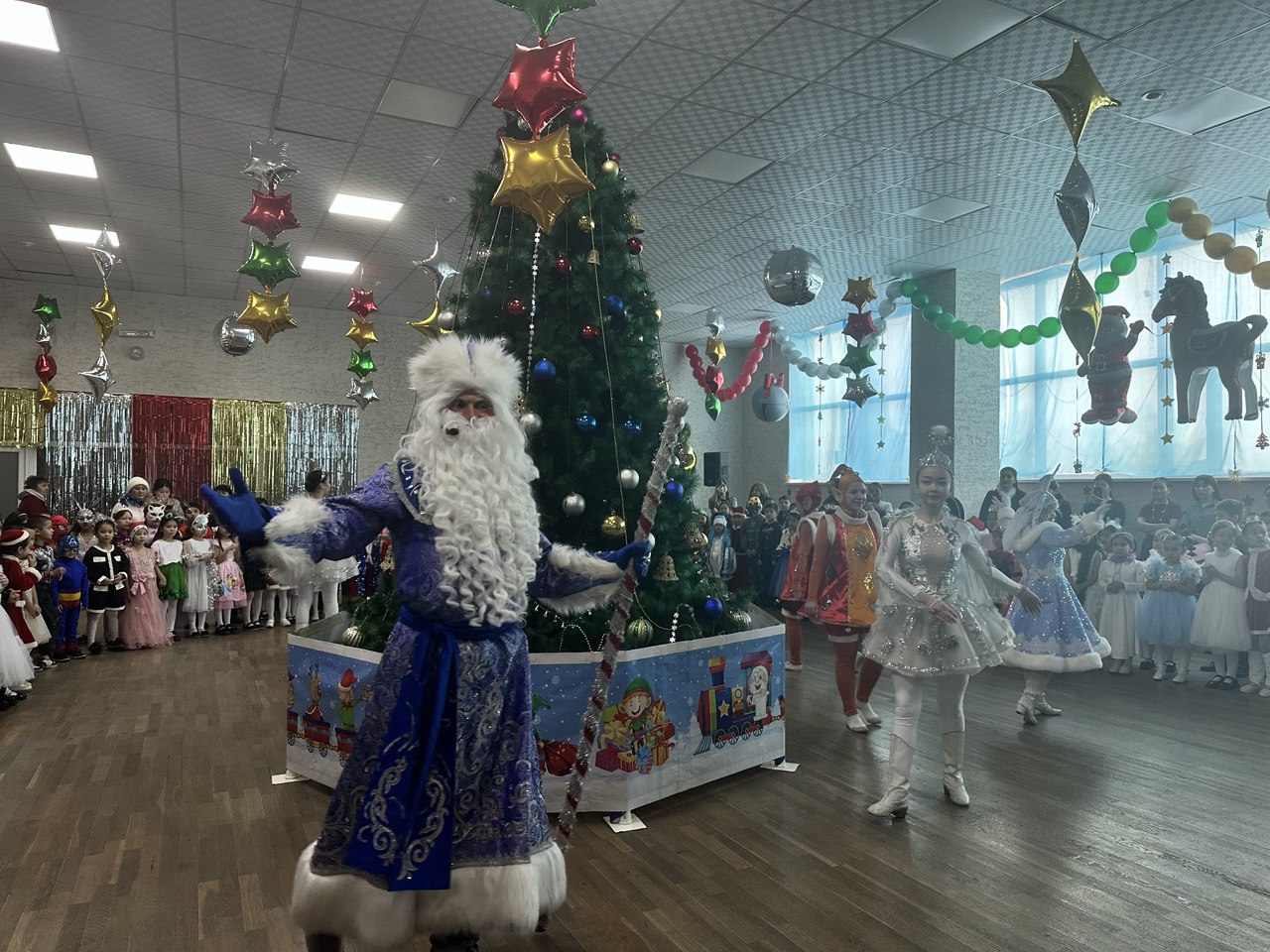 Жаңа жылдық шырша: қуаныш пен балалардың күлкі мерекесі