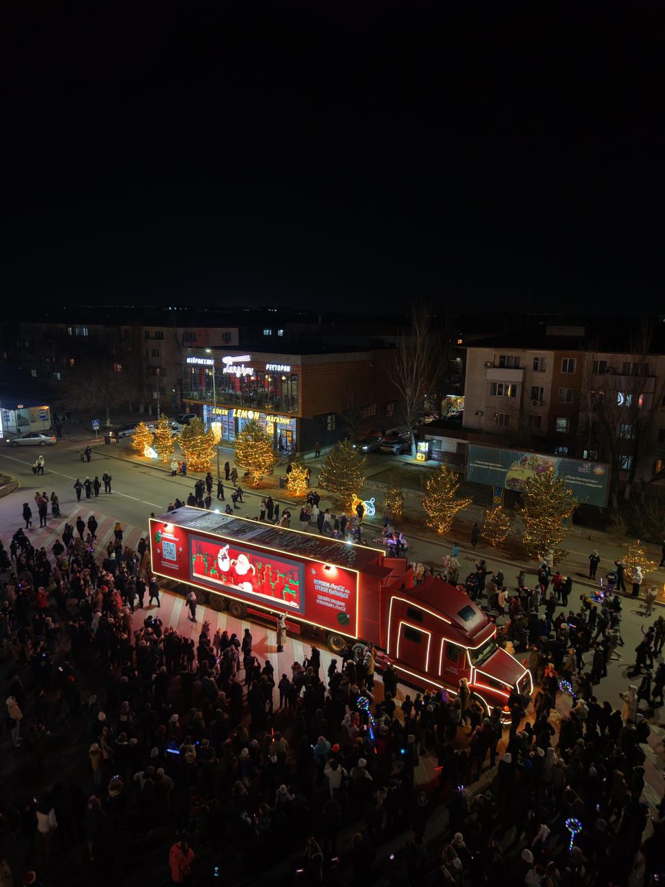 В Конаев впервые прибыл новогодний караван Coca-Cola