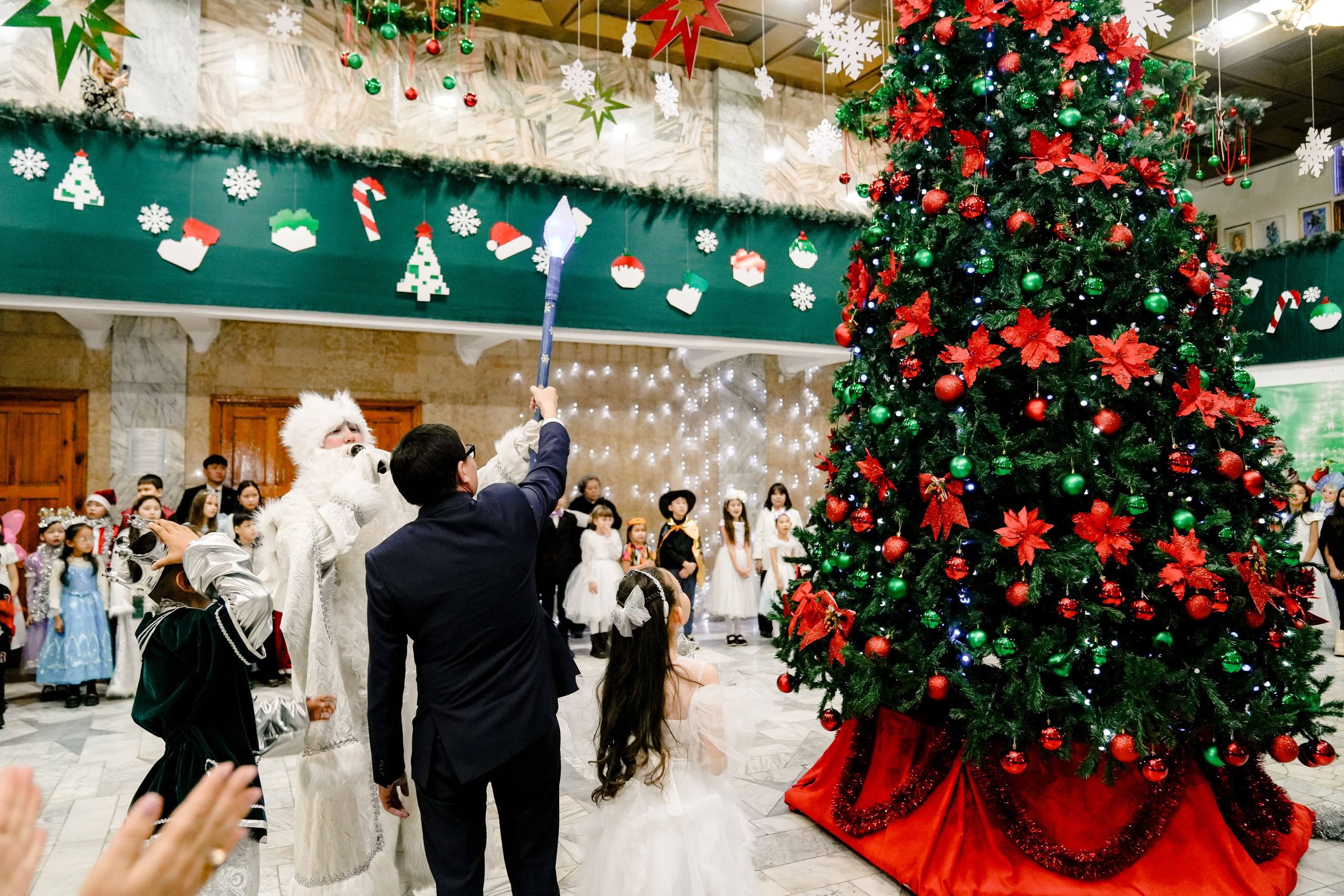 С участием акима города состоялась новогодняя елка для детей