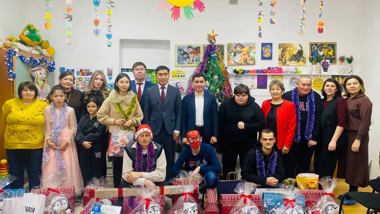 Депутаты Аккольского районного маслихата совместно с акимом района и заместителем акима района посетили общество родителей, воспитывающих детей с инвалидностью, НПО «Көмек беру – Благодать».