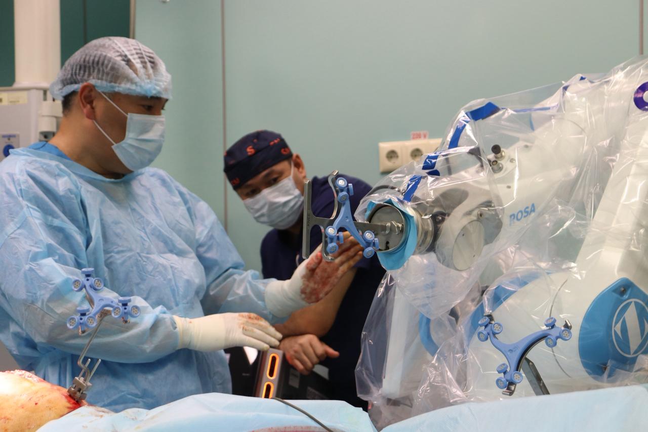 АЛМАТЫДА РОБОТ КӨМЕГІМЕН БУЫНДАРДЫ ЭНДОПРОТЕЗДЕУГЕ АРНАЛҒАН  ОТА ЖАСАЛДЫ