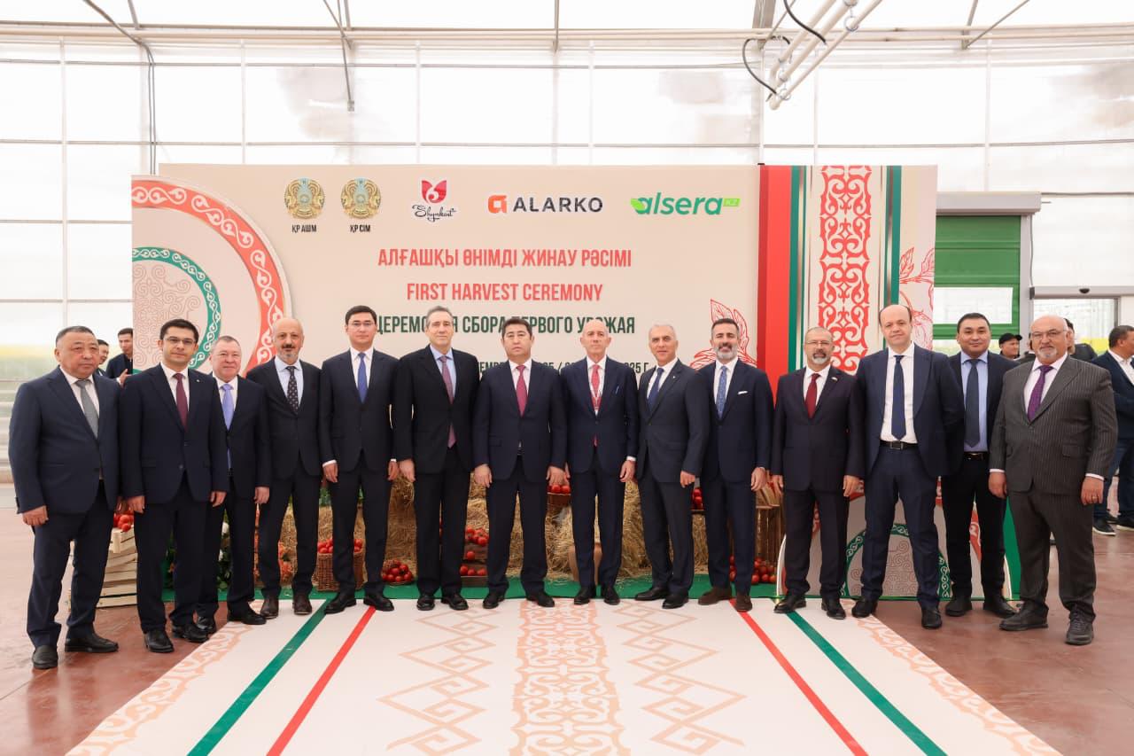 ШЫМКЕНТТЕ «ALSERA KZ» ЖЫЛЫЖАЙ КЕШЕНІНДЕ АЛҒАШҚЫ ҚЫЗАНАҚ ӨНІМІ ЖИНАЛДЫ