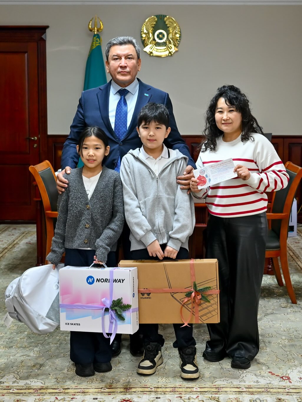 🎄✨ Облыс орталығында «Аяз ата бол» атты ауқымды қайырымдылық акциясы басталды. Бұл игі бастамаға Петропавл қаласынан 500-ден астам бала қатысты. Әрбір жанашыр жан балаларға нағыз жаңа жылдық ғажайып сыйлап, олардың жүрек қалауын орындай алады.