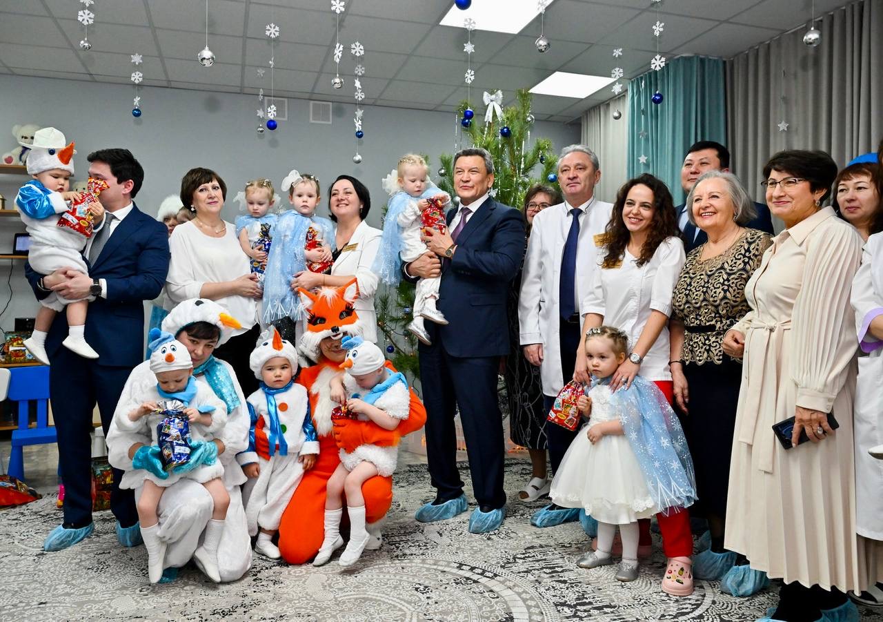 Аким области принял участие в новогоднем утреннике воспитанников Дома ребенка