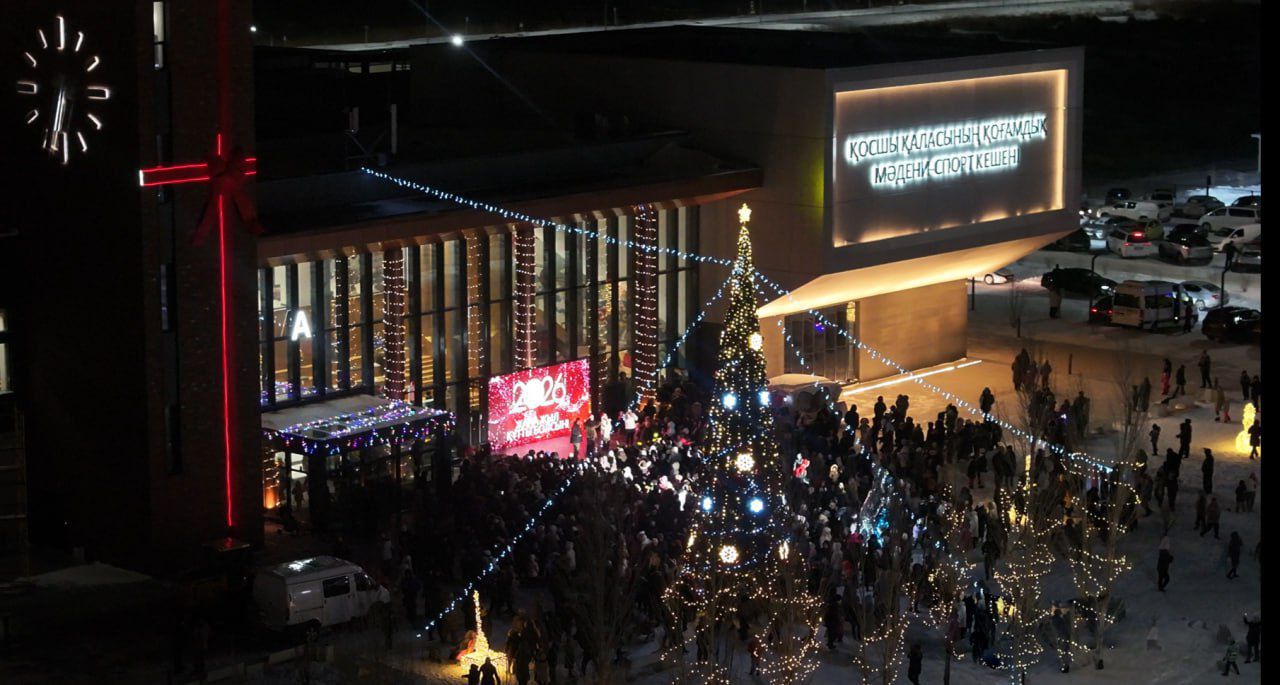 Первая елка в истории г. Косшы зажглась на городской площади