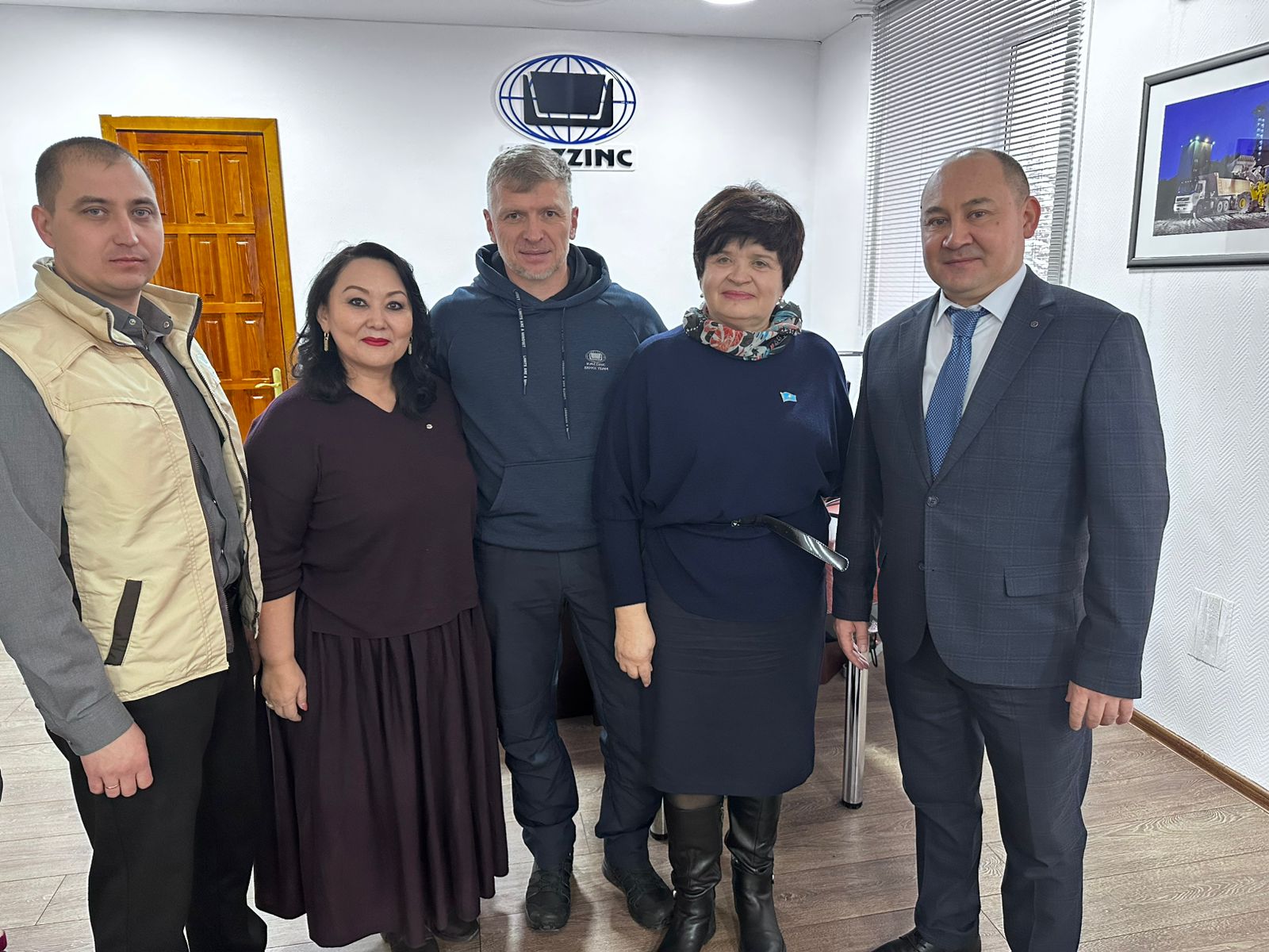 Жаңа жыл мерекелері қарсаңында Алтай ауданының әкімі Курмамбаев Р.Т., Алтай ауданының әкімінің орынбасары Аскарова Ж.А., Алтай ауданының мәслихатының төрәғасы Гречушникова Л.А. «Казцинк» ЖШС-нің атқарушы директоры И. Анисимовты және кәсіпорынның еңбек ұжымын келе жатқан Жаңа жылмен құттықтады.