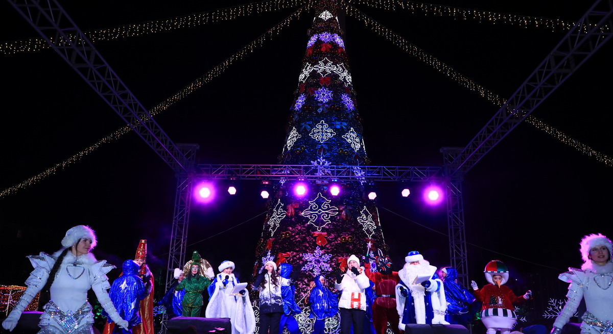 В Караганде зажгли главную новогоднюю ёлку