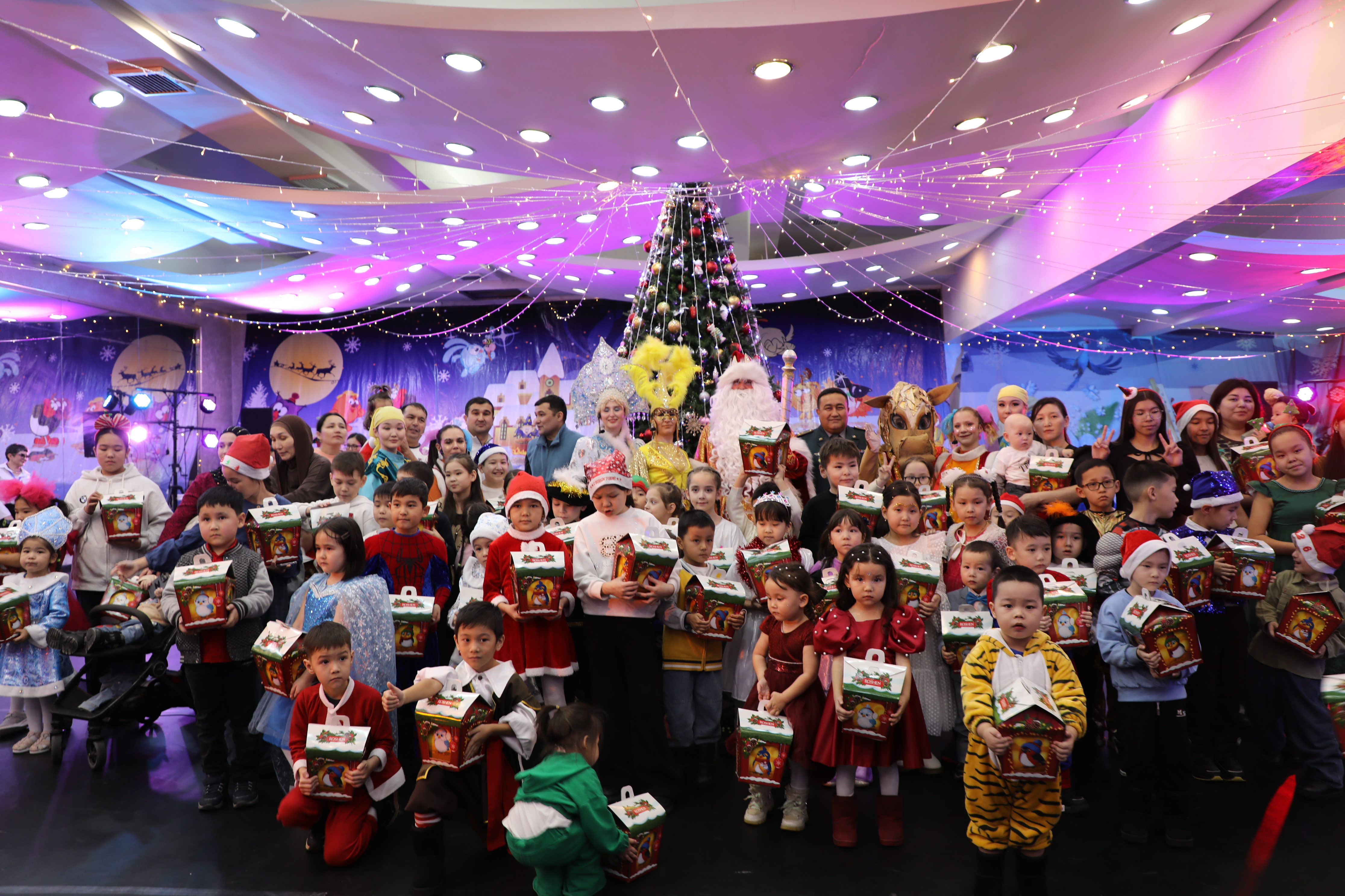 Детей сотрудников Департамента по чрезвычайным ситуациям Карагандинской области поздравили с наступающим Новым годом.