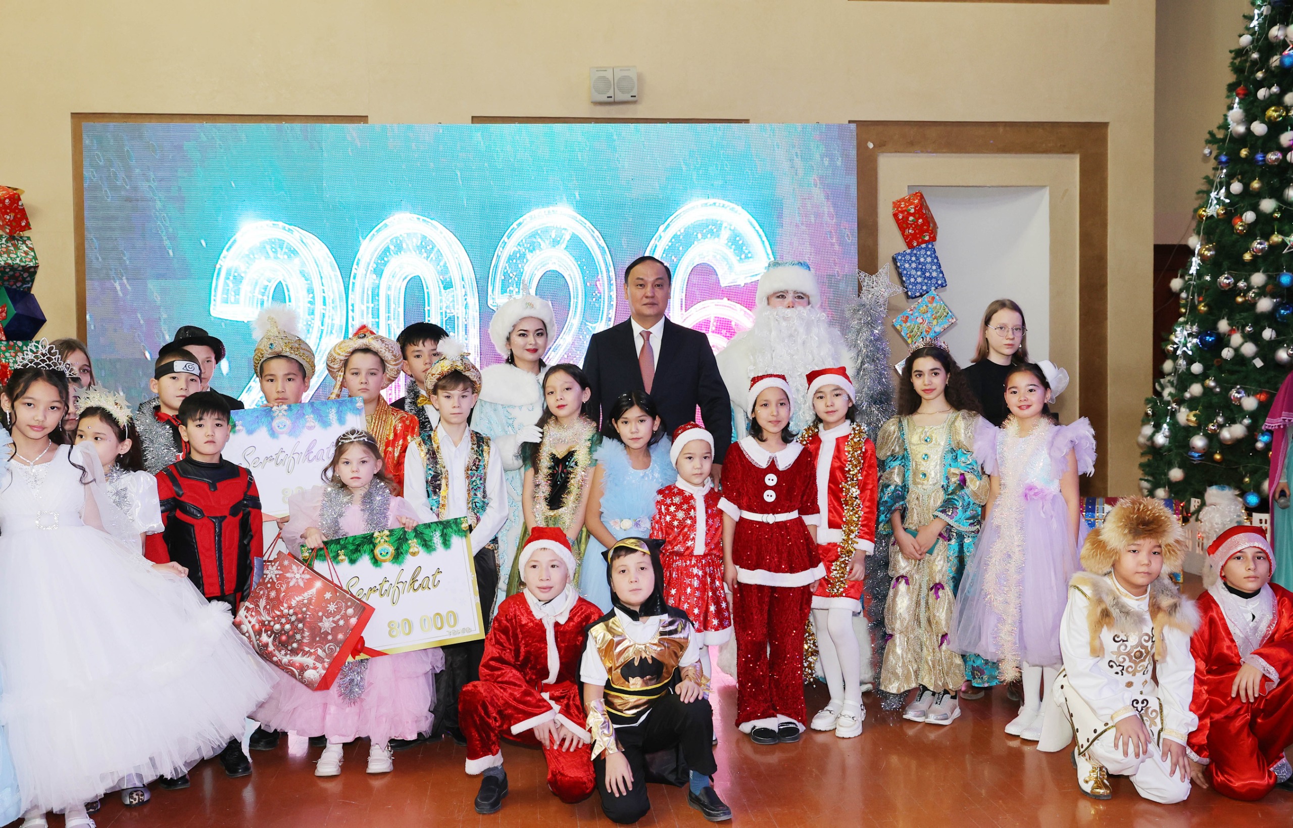 «Жарқыра, Жаңа жыл»: Таразда облыс әкімінің шыршасы өтті