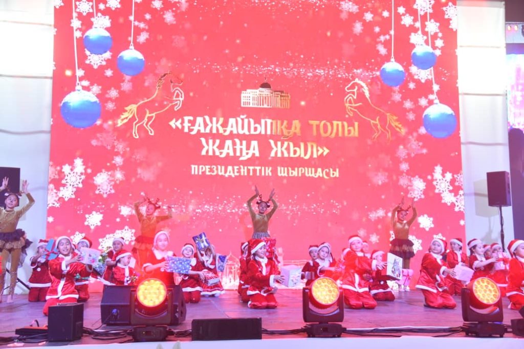 300 школьников приняли участие в Президентской елке