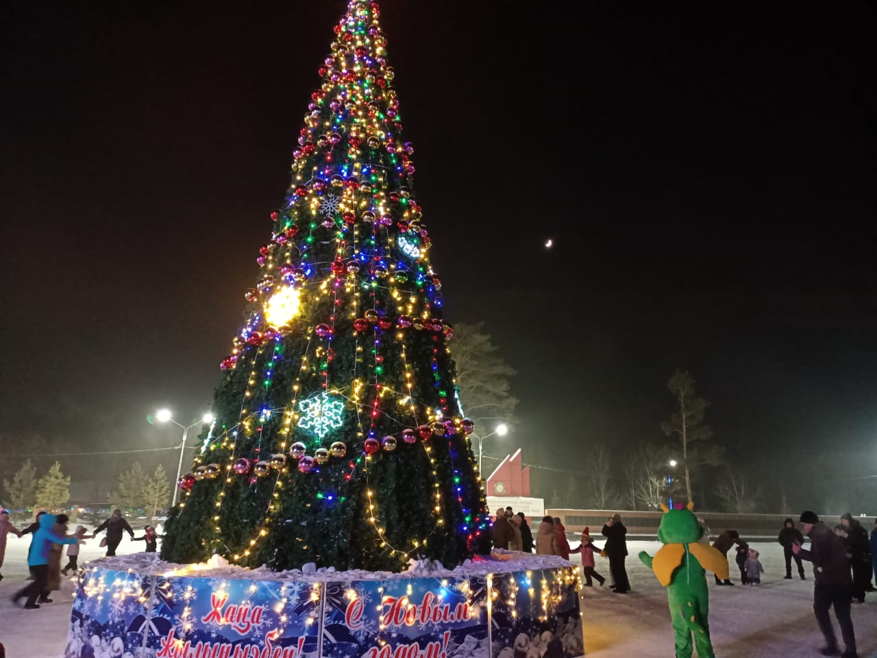 Жарқыра, шыршамыз! Жылдағы дәстүр бойынша  25 желтоқсан күні ауданның Бас шыршасының шамдарын жағу салтанаты өтті