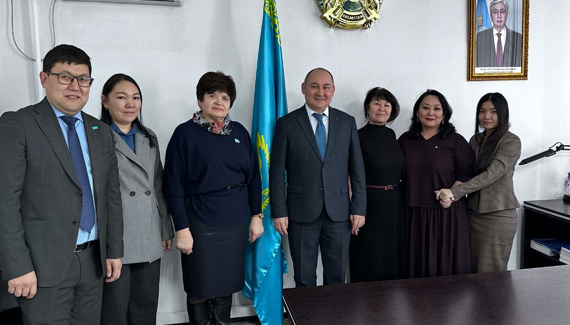 Мереке қарсаңында аудан әкімі Курмамбаев Р.Т., аудан әкімінің орынбасары Аскарова Ж.А. және аудандық мәслихат төрағасы Гречушникова Л.А. Алтай ауданының сот жүйесін келе жатқан Жаңа жылмен құттықтады.