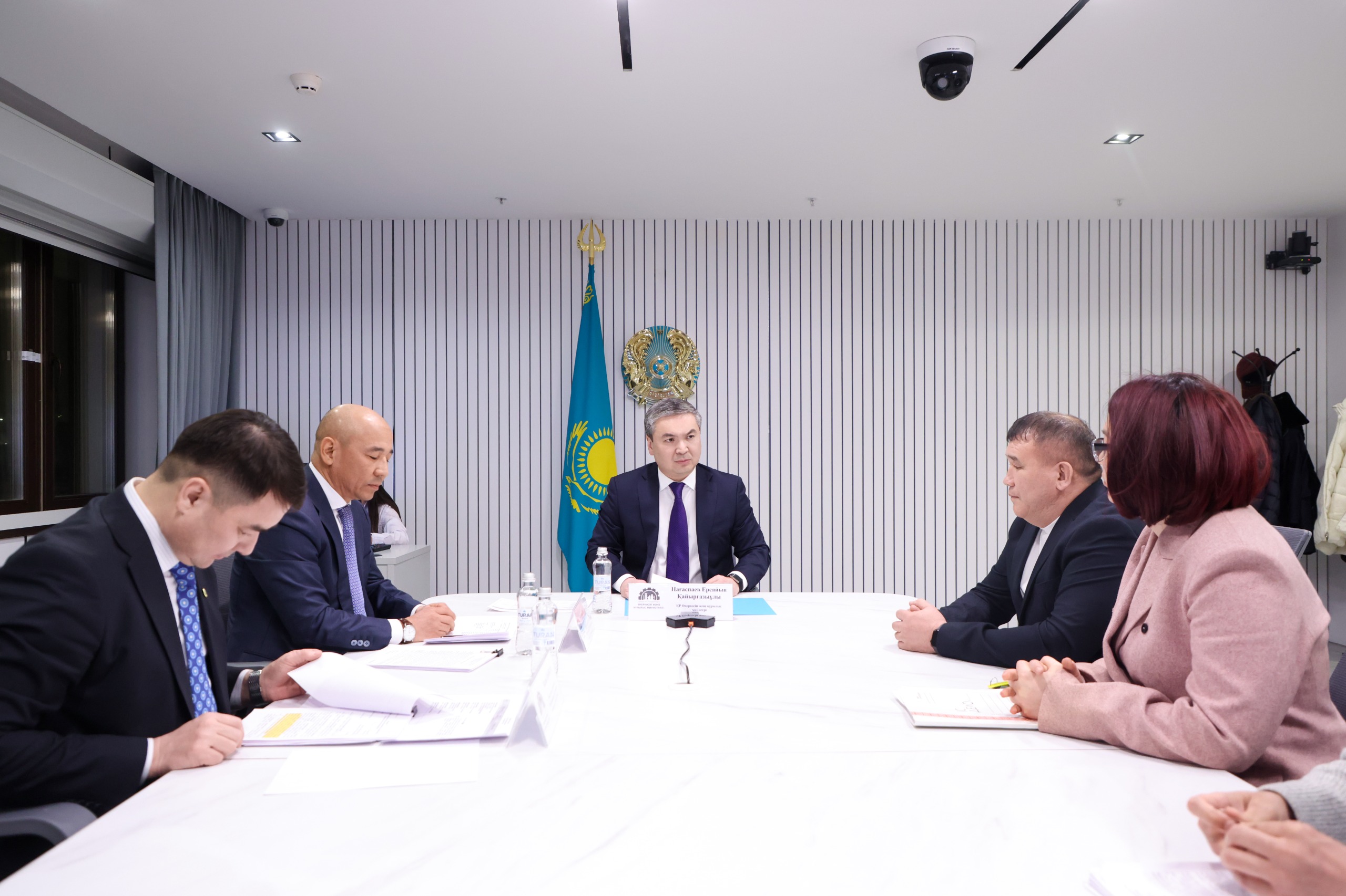 Министр промышленности и строительства РК Ерсайын Нагаспаев провёл приём граждан по личным вопросам на площадке Центра приёма граждан