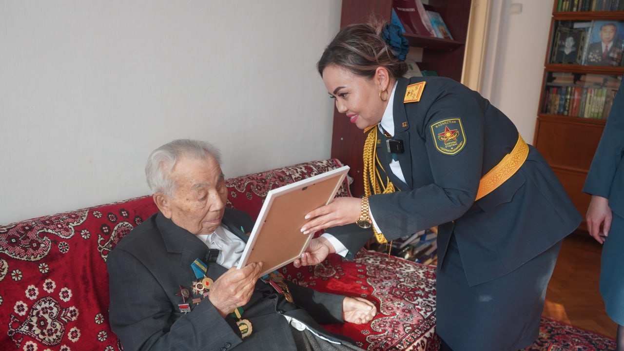 Алматыда әскери қызметшілер майдангерді туған күнімен құттықтады