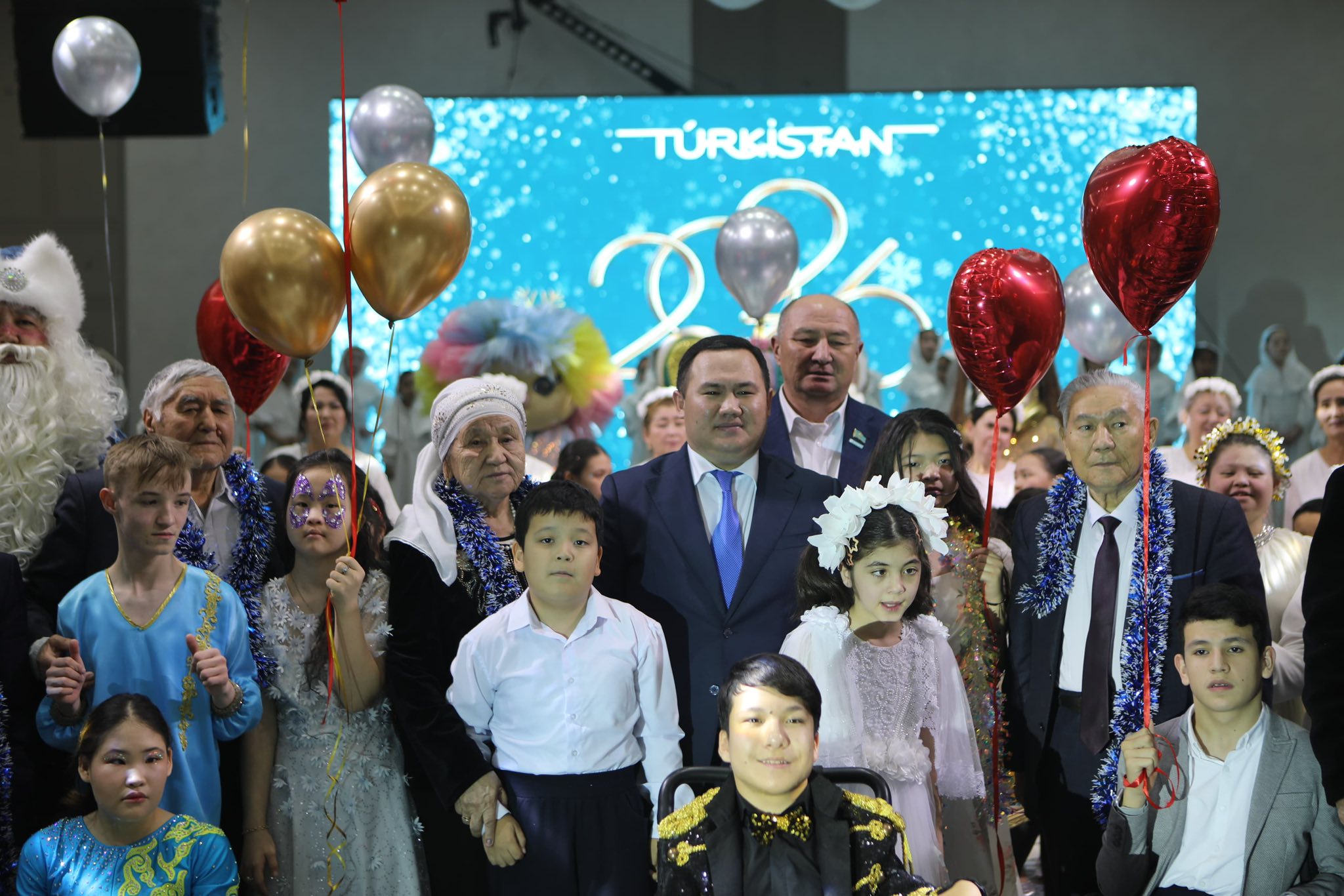 ТҮРКІСТАНДА БАЛАЛАРҒА АРНАЛҒАН ЖАҢА ЖЫЛДЫҚ МЕРЕКЕЛІК КЕШІ ӨТТІ