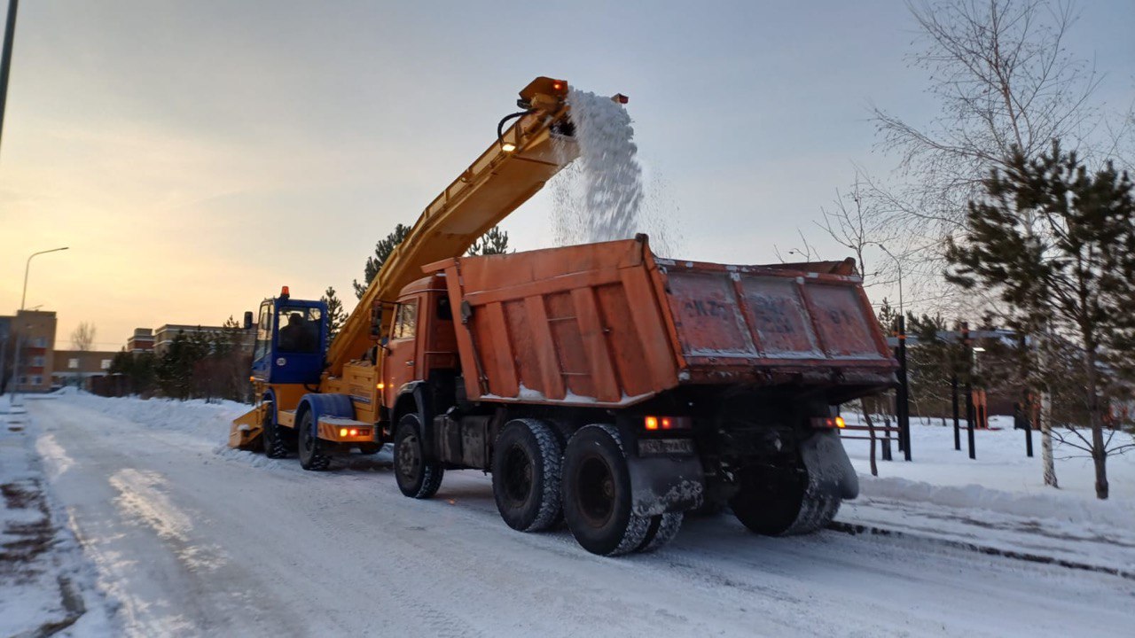 Почти 3 000 дорожных рабочих и свыше 1 400 единиц спецтехники задействованы в снегоуборочных работах в Астане