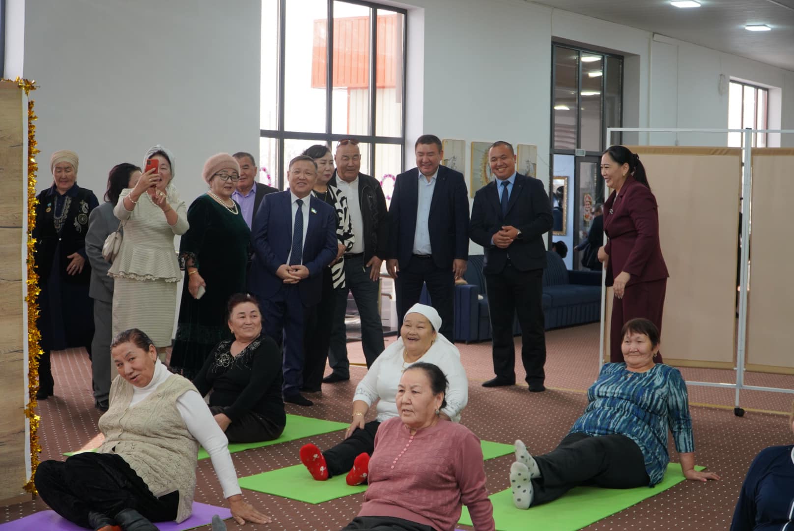 БӘЙДІБЕК: МӘЖІЛІС ДЕПУТАТЫ ХАЛЫҚҚА ӘЛЕУМЕТТІК ҚЫЗМЕТ КӨРСЕТУ АУДАНДЫҚ АУМАҚТЫҚ ОРТАЛЫҒЫ КММ-НІҢ ТЕҢ ҚОҒАМ БЕЛСЕНДІ ҰЗАҚ ӨМІР СҮРУ ОРТАЛЫҒЫНЫҢ ЖҰМЫСЫМЕН ТАНЫСТЫ