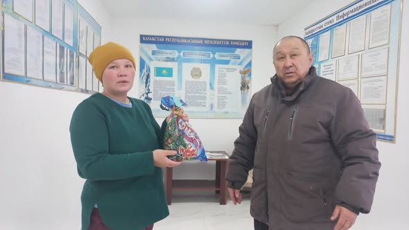 Пресноредут ауылдық округінің әкімі ауылдың белсенді тұрғындарына, көп балалы аналар мен мектеп жасына дейінгі балаларға жаңа жылдық кулькаларды табыс етті