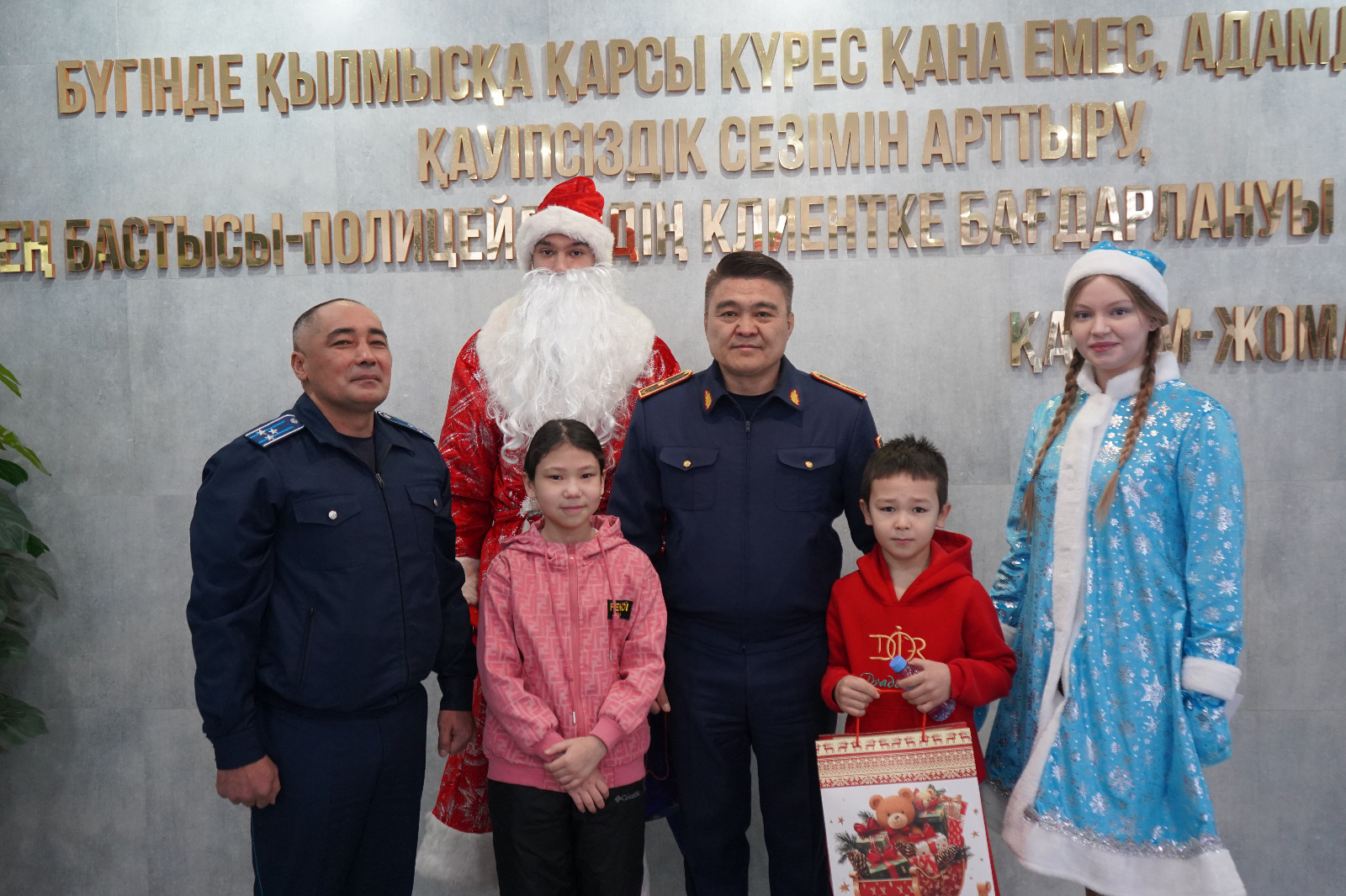На патрульной машине приехал Дед Мороз к ребятам из многодетных семей в СКО