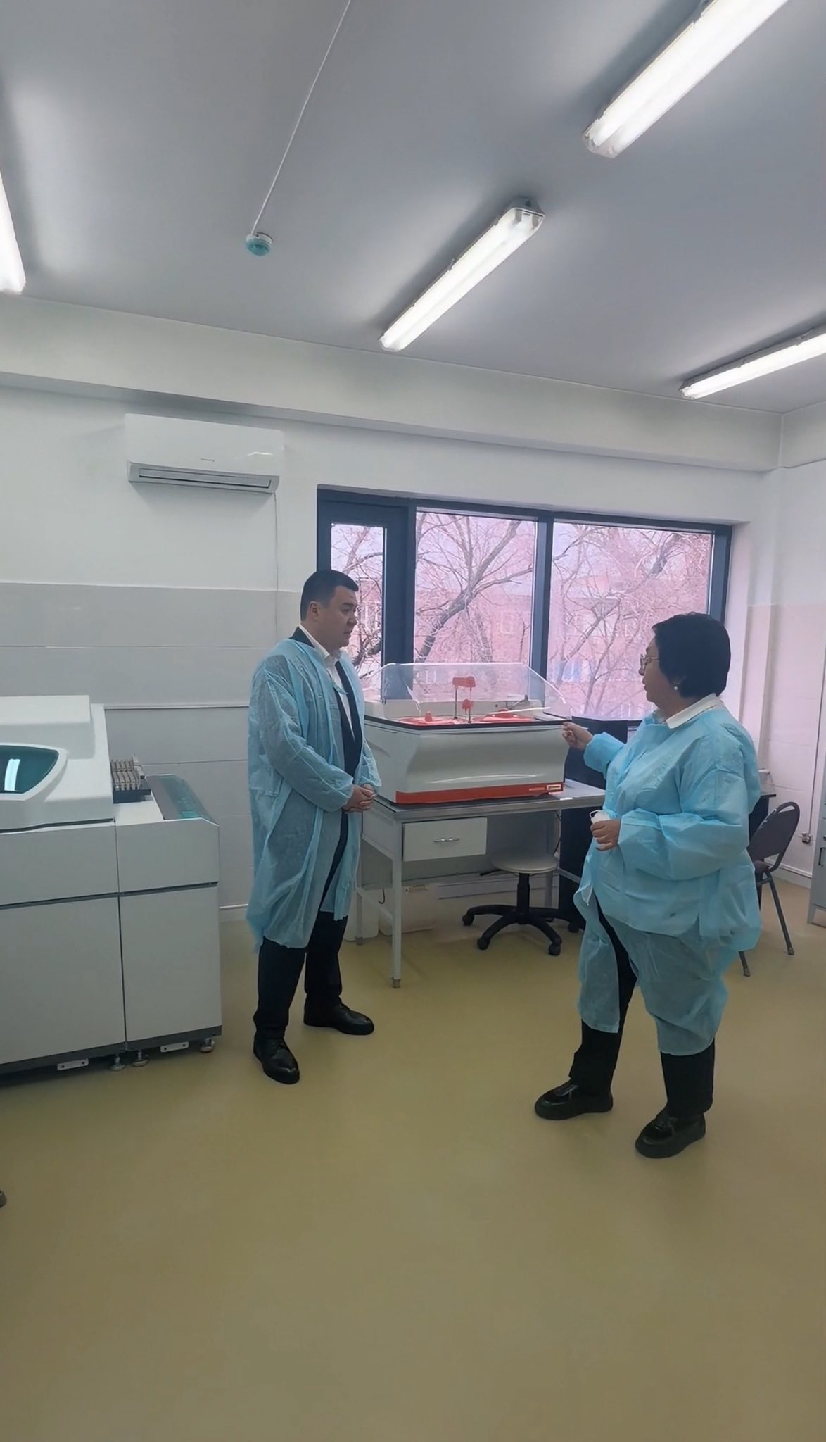 Руководитель УОЗ Алматы Марат Пашимов ознакомился с работой централизованной лаборатории