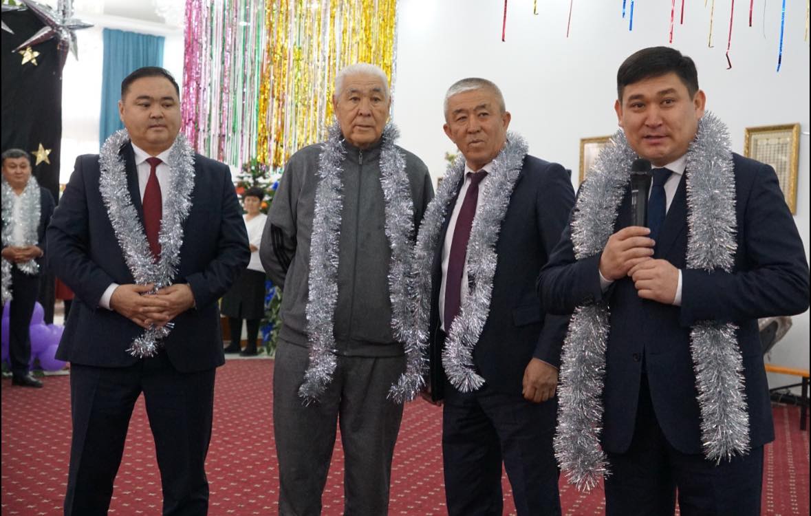 АКИМ РАЙОНА ПОЗДРАВИЛ УСЛУГОПОЛУЧАТЕЛЕЙ ЦЕНТРА "ШАПАҒАТ" С НОВЫМ ГОДОМ