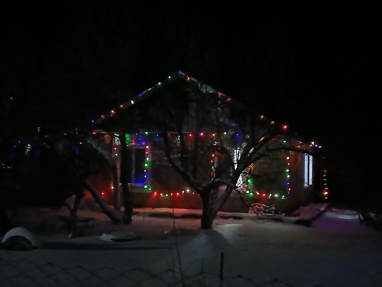 Пресноредут ауылдық округінің жеке тұрғын үй секторында үйлер мен іргелес аумақтарды жаңа жылдық безендіру жұмыстары аяқталды