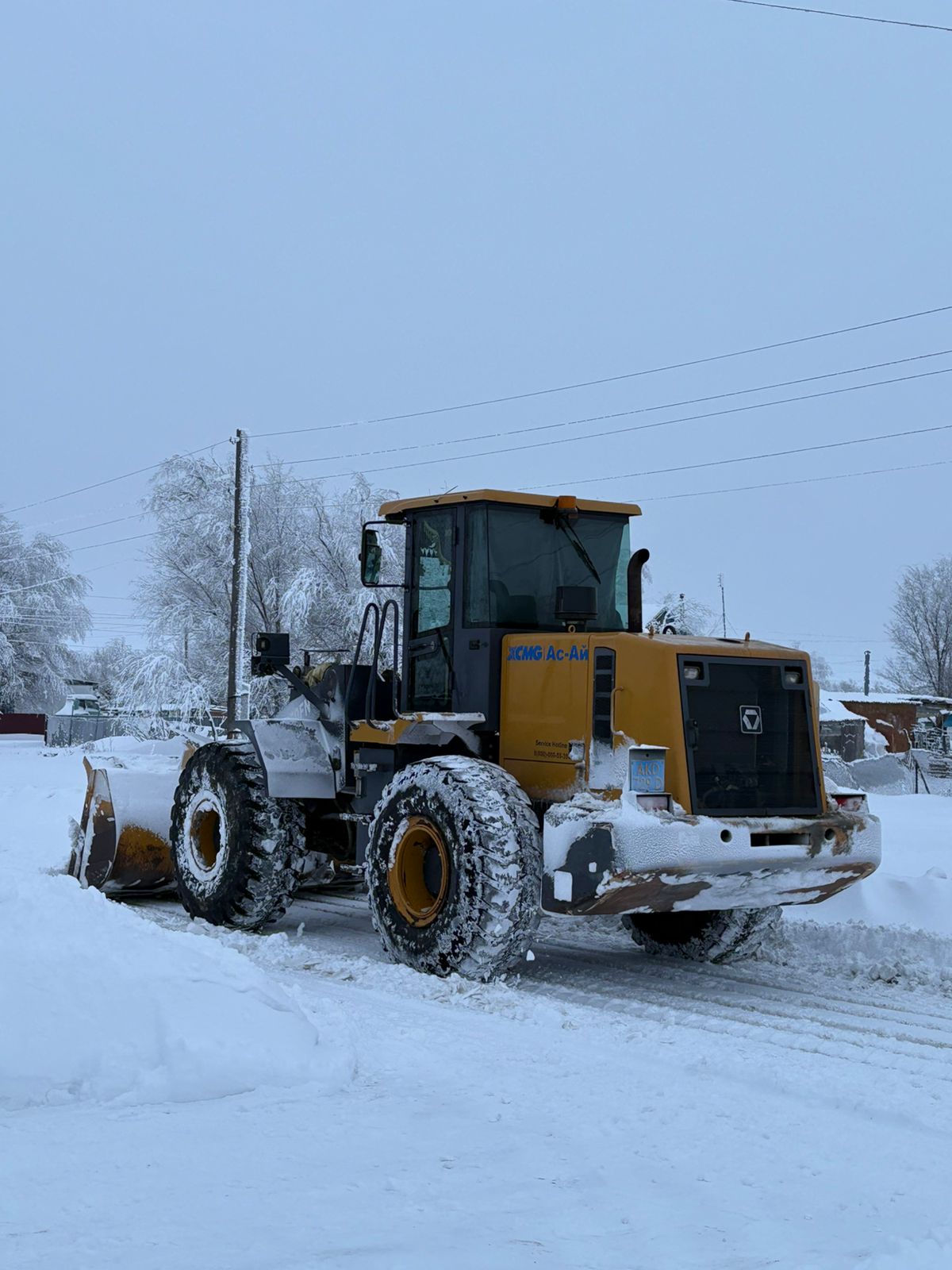 Ауылда қатты бораннан кейін автомобиль жолдарын тазалау жұмыстары жүргізілді.