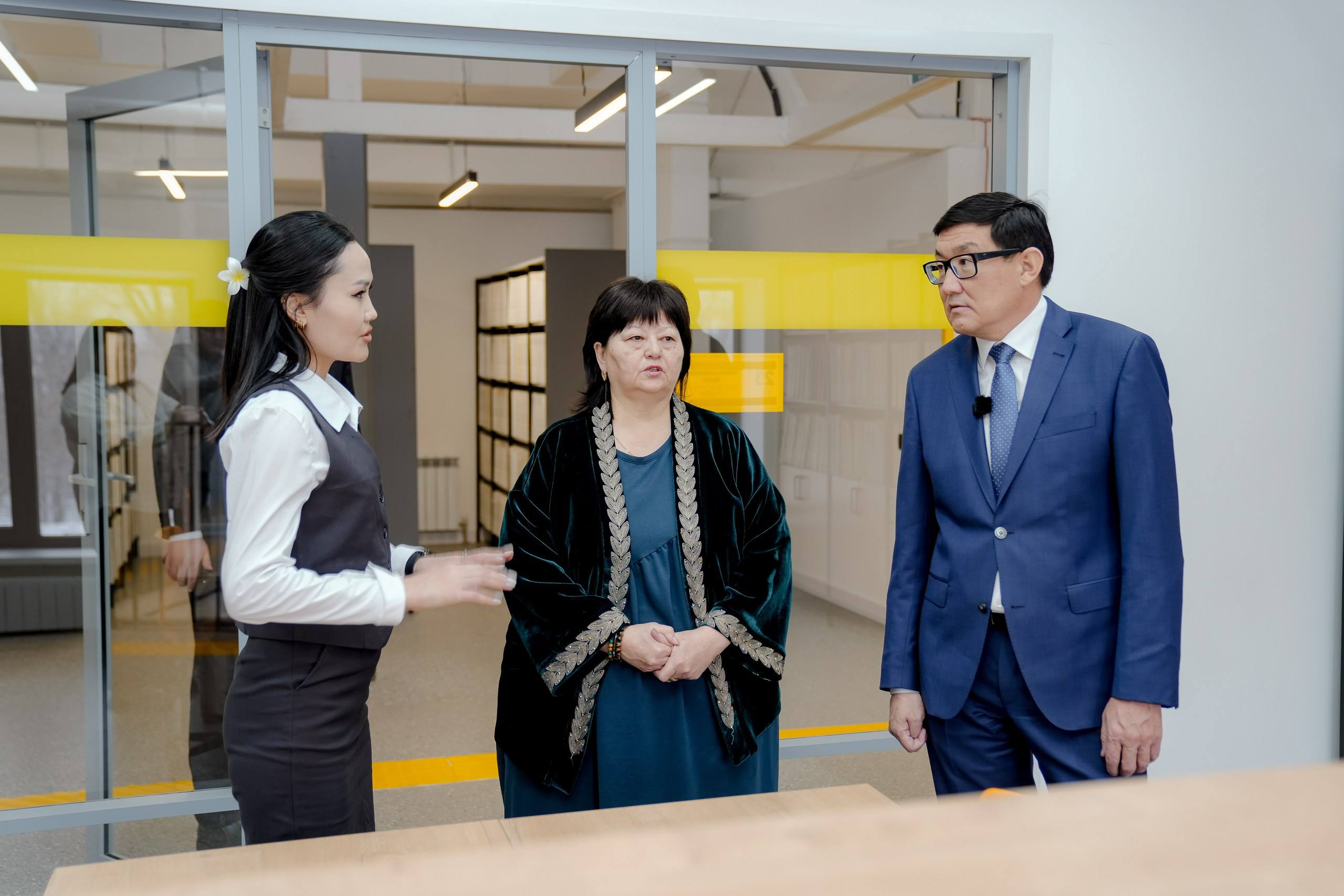 Аким города ознакомился с деятельностью специализированной библиотеки