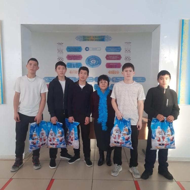 В предверии Нового года были вручены новогодние подарки всем детям села Жанажол к/х «Нұрсултан»