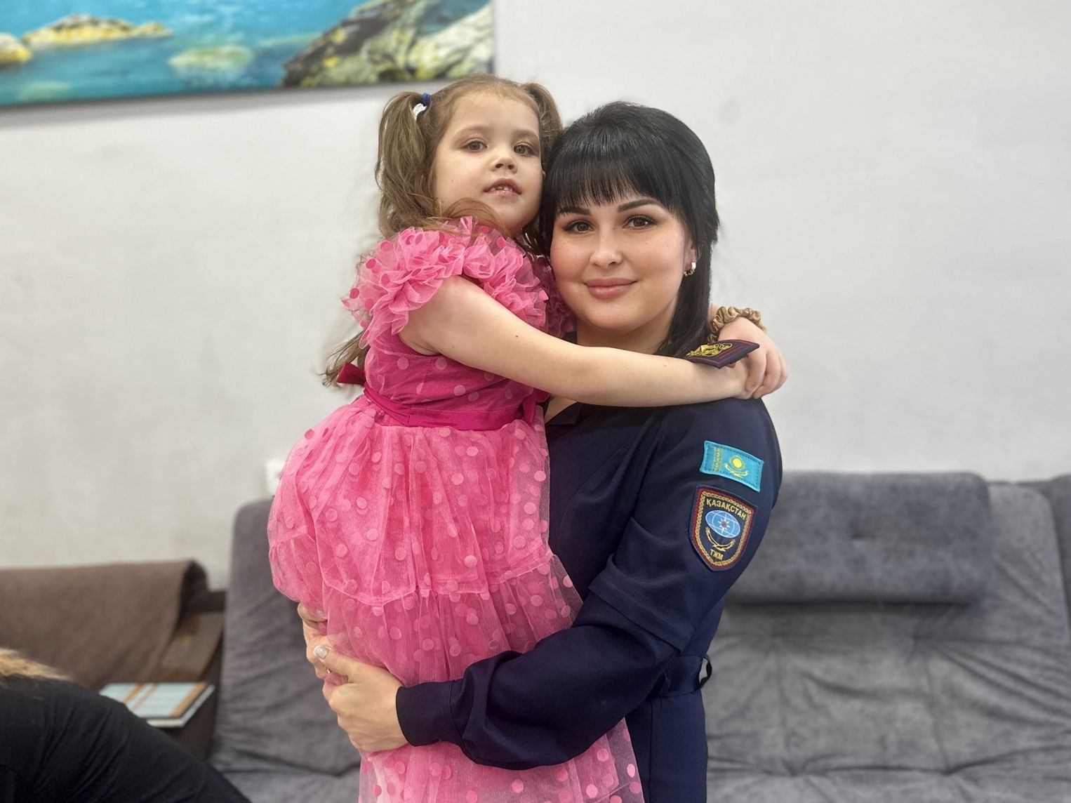 Карагандинские спасатели поздравили детей Центра семьи с Новым годом