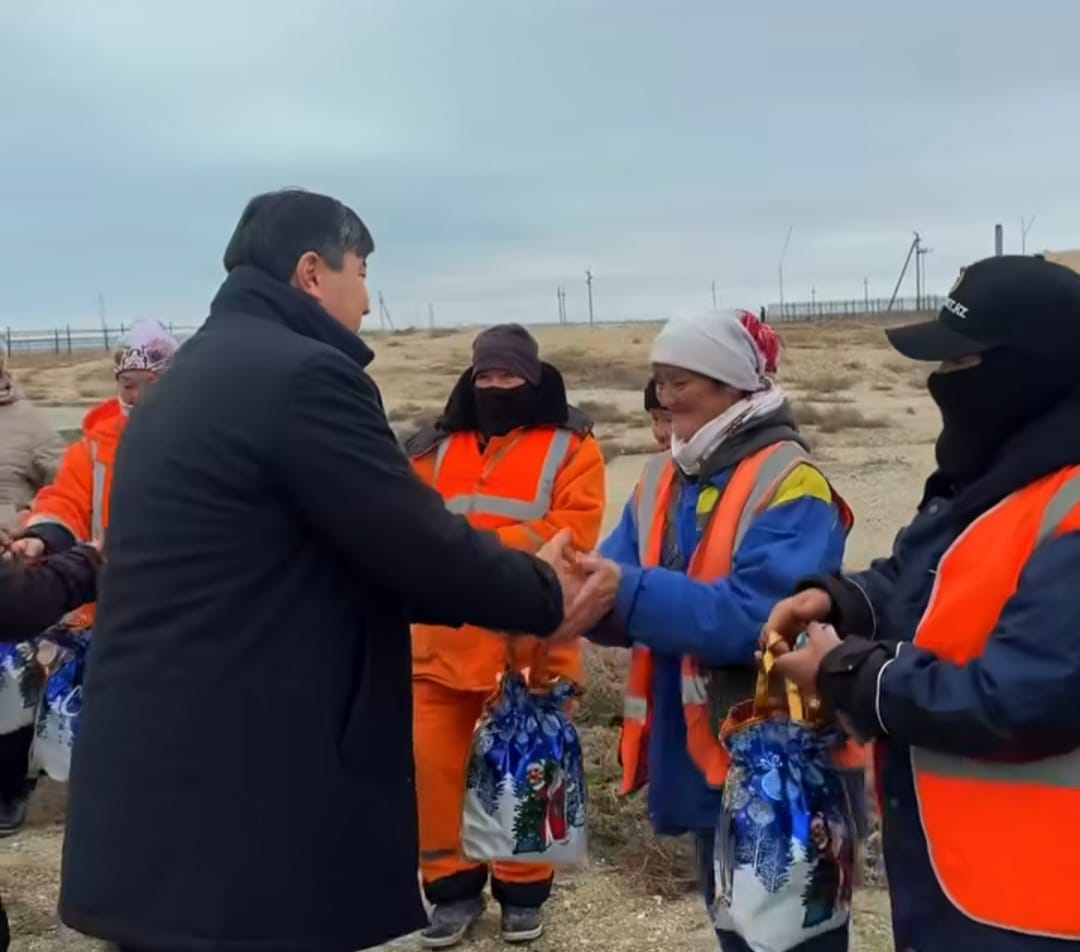 В Каракиянском районе в преддверии Нового года чествовали ветеранов труда и обычных трудящихся.