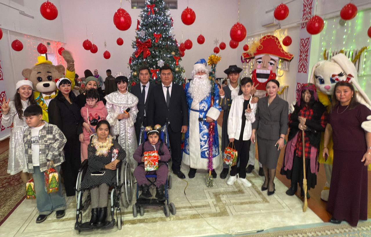 Төретамда ерекше балаларға жаңа жылдық шырша өтті