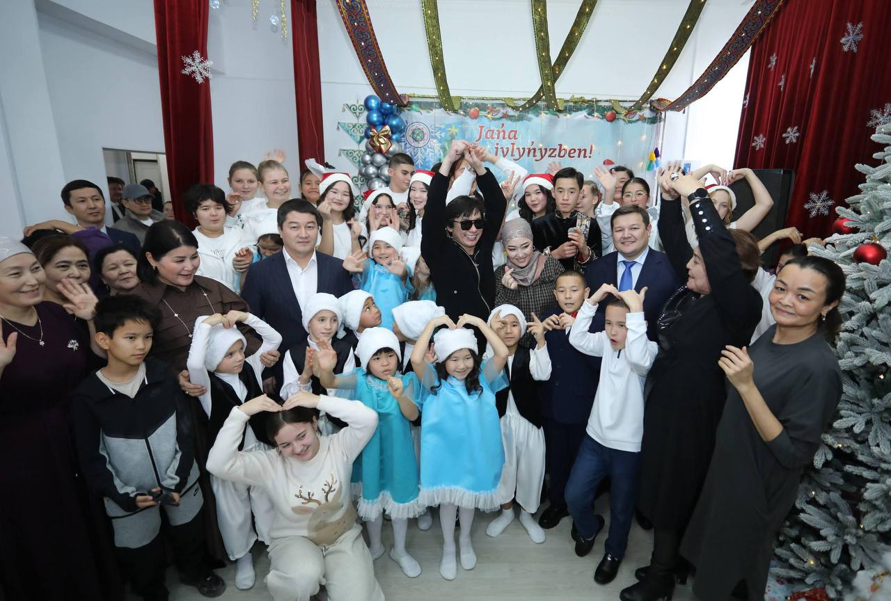 Аким Мангистауской области поздравил воспитанников детского дома с Новым годом
