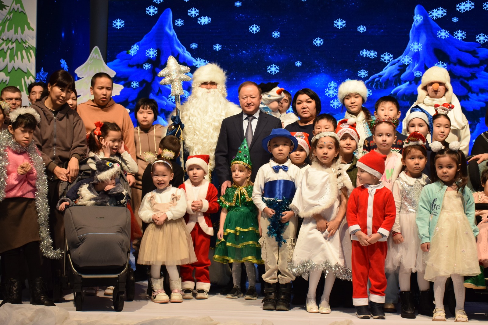 В Бесколе прошла благотворительная ёлка акима района и новогодний утренник для детей с особыми потребностям