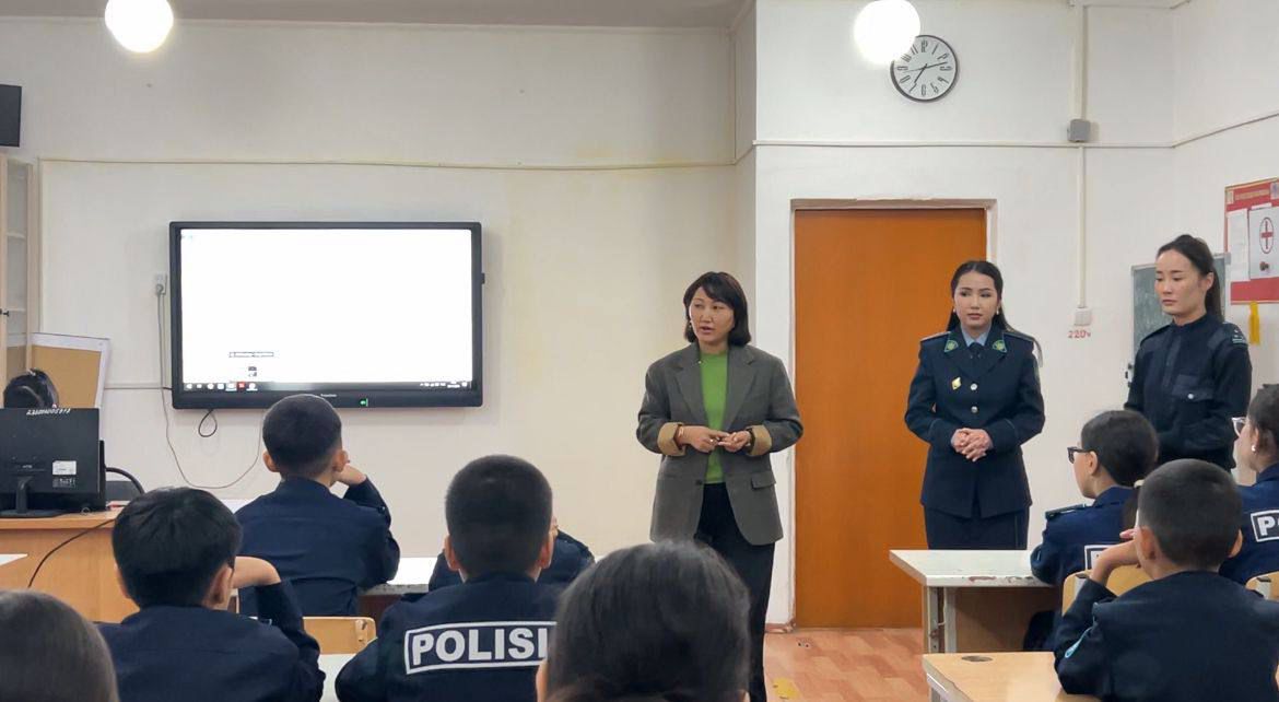 Қорғаныс және қауіпсіздік ережелері: полицейлер блогермен бірлесіп танымды сабақ өткізді