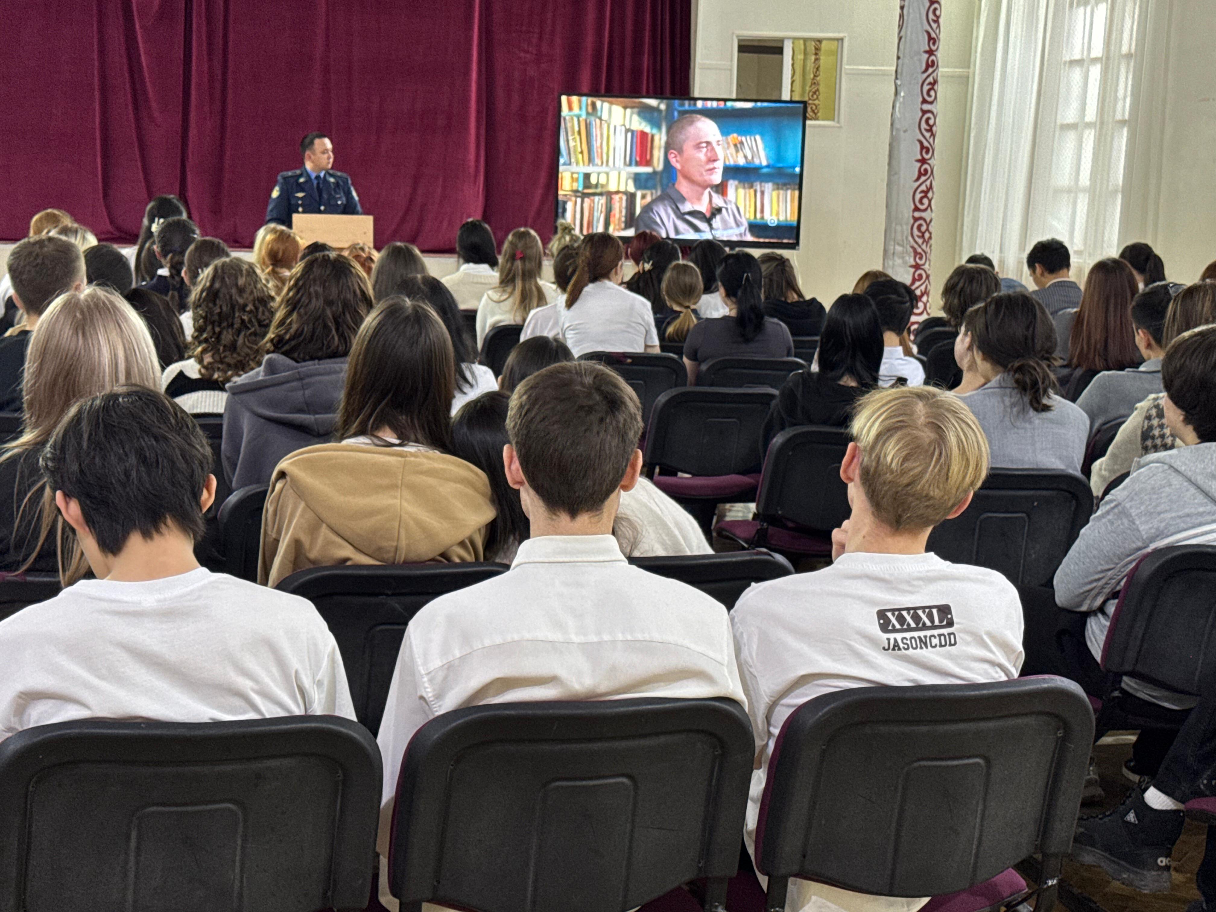 26 ноября 2025 года сотрудники отдела воспитательной работы среди специального контингента ГКУ «Учреждение №76» Департамента УИС по Костанайской области провели встречу со студентами Костанайского гуманитарного колледжа. В ходе встречи, руководствуясь концепцией продвижения в обществе идеологии «Закон и порядок», студентам были представлены документальные фильмы о предупреждении преступлений среди молодежи, искреннем раскаянии осуждённых, отбывающих наказание, совершённых правонарушениях, наркомании, хулиганстве и др