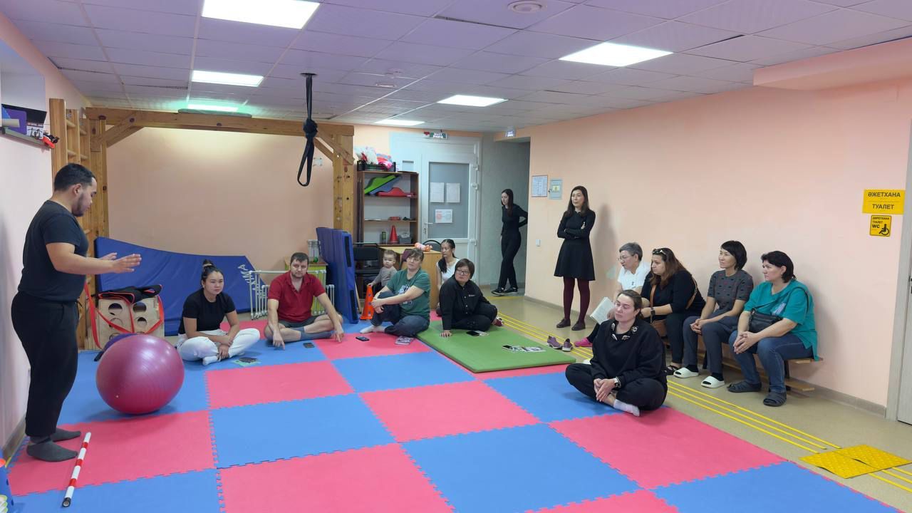 Қарағандыда аутистік спектрі және сөйлеу қабілеті бұзылған балалардың ата-аналарына түзету әдістері үйретілуде
