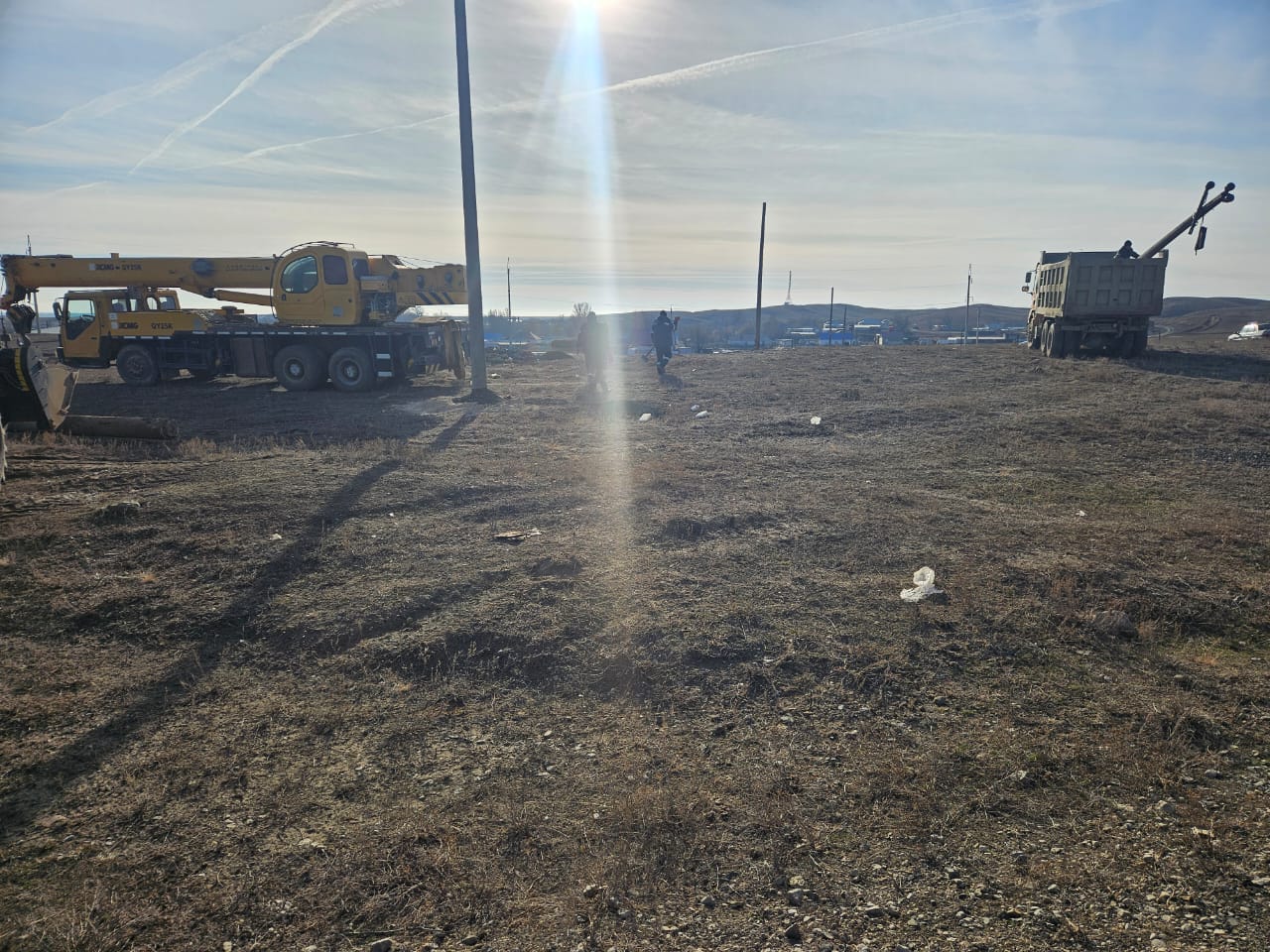 За счет спонсорской помощи предприятий округа установлены дополнительные электрические столбы от въезда в село Бершугир до улицы Боктыбая.