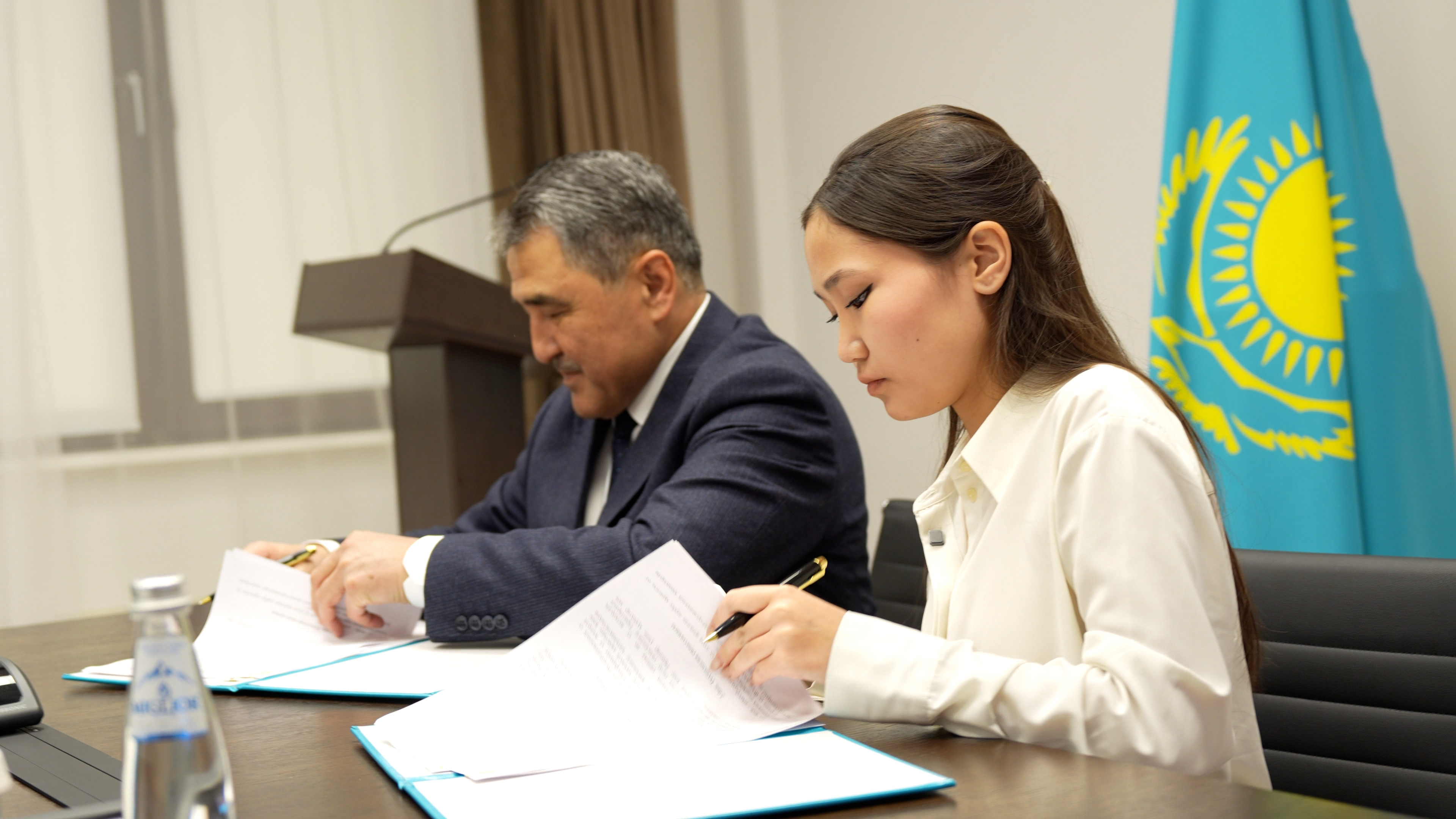 Мектеп оқушысы Су ресурстары және ирригация министрлігімен меморандумға қол қойды: министр Нұржан Нұржігітов ауадан су жинауға арналған ғылыми жобаның авторымен кездесті