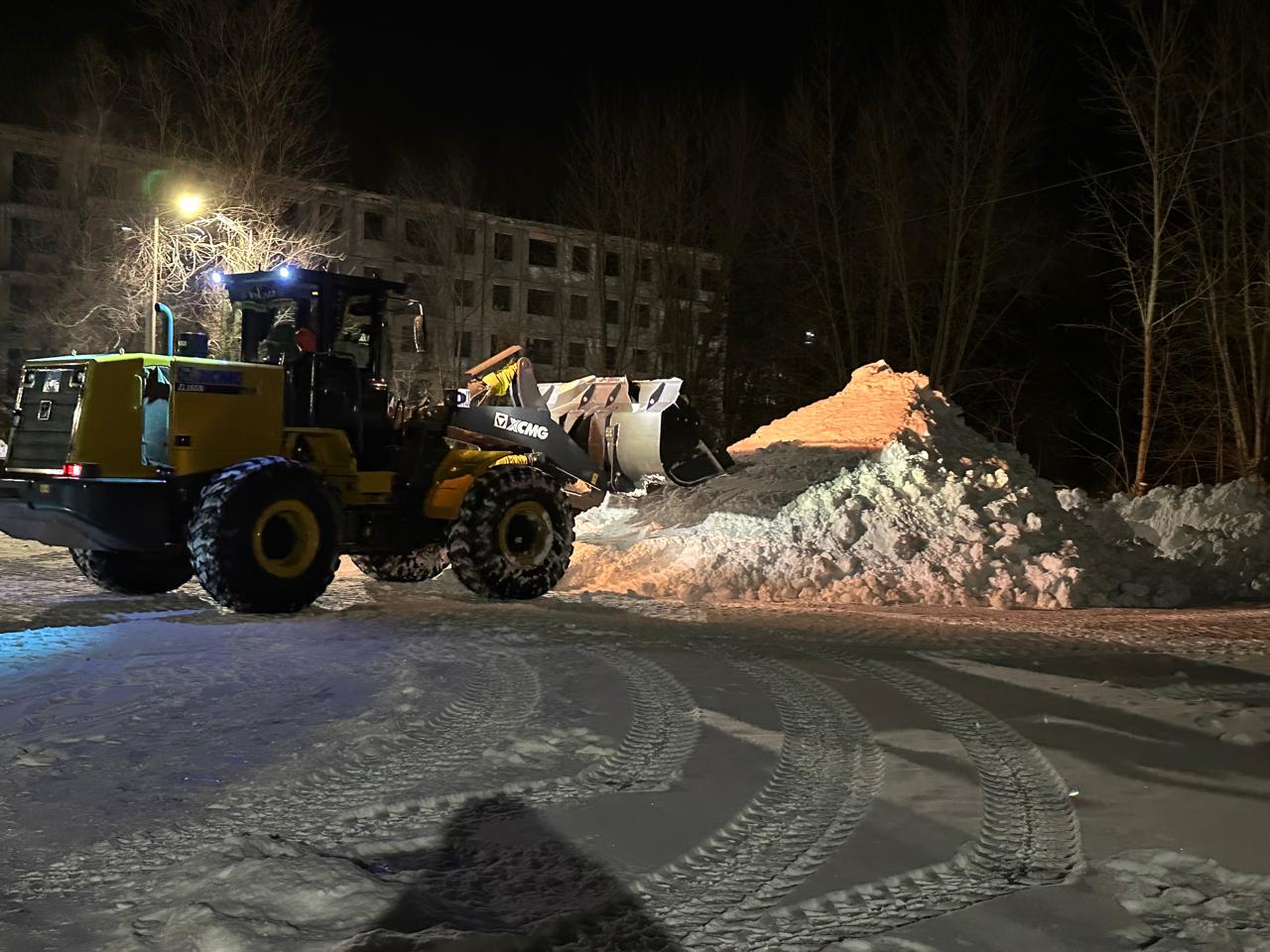 В посёлке Глубокое началась подготовка к заливке ледяной горки